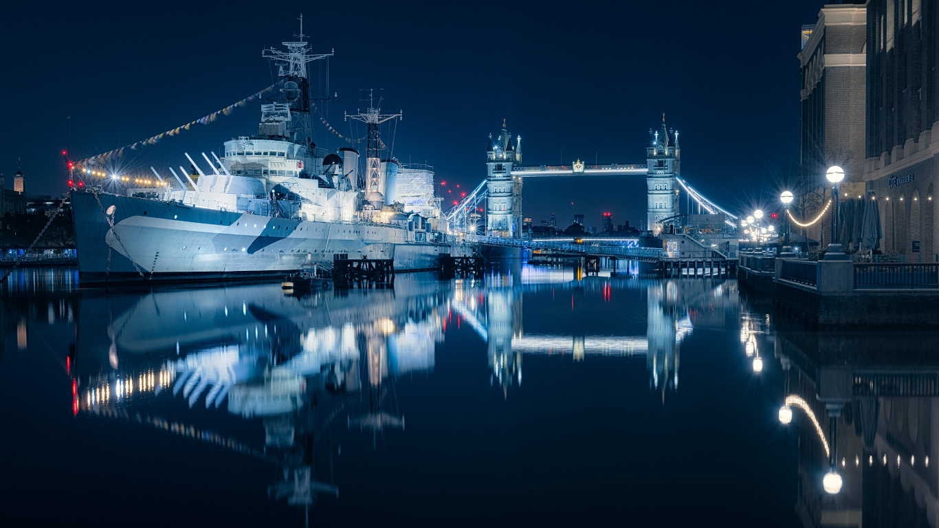 Bateau Blanc Sur le Quai Pendant la Nuit. Wallpaper in 1366x768 Resolution