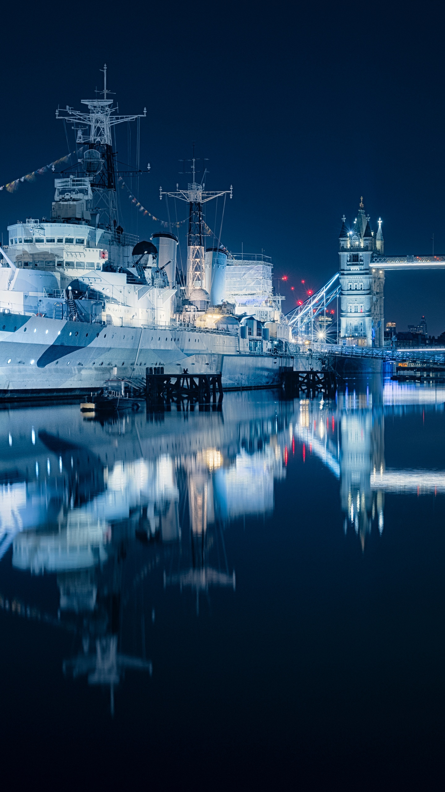 Bateau Blanc Sur le Quai Pendant la Nuit. Wallpaper in 1440x2560 Resolution