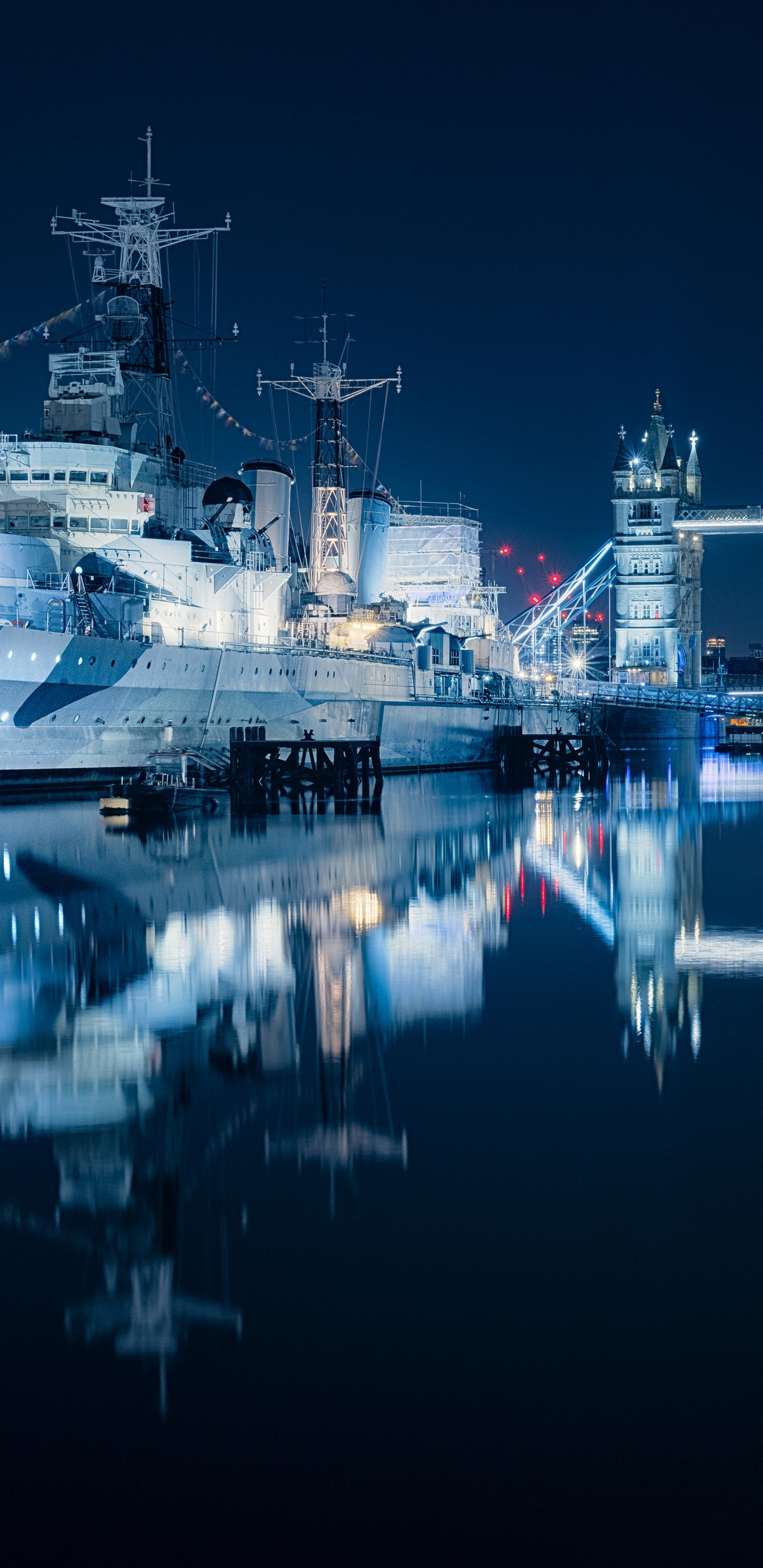 Bateau Blanc Sur le Quai Pendant la Nuit. Wallpaper in 1440x2960 Resolution