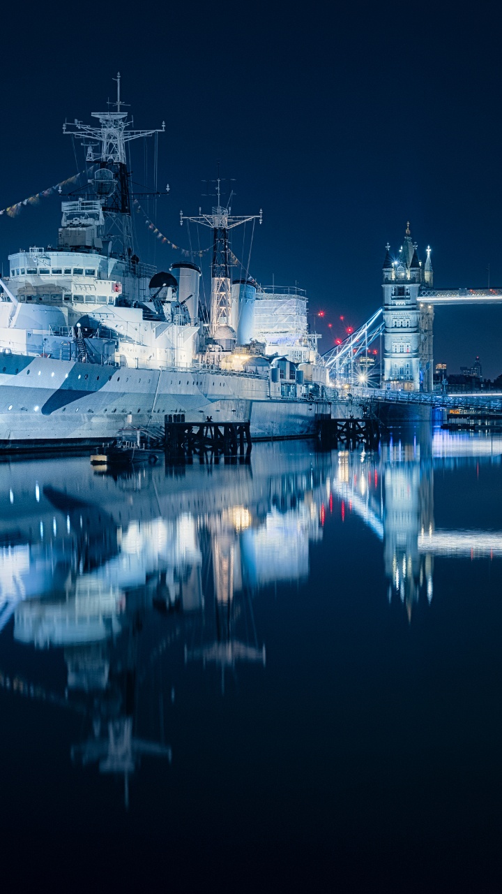 Bateau Blanc Sur le Quai Pendant la Nuit. Wallpaper in 720x1280 Resolution