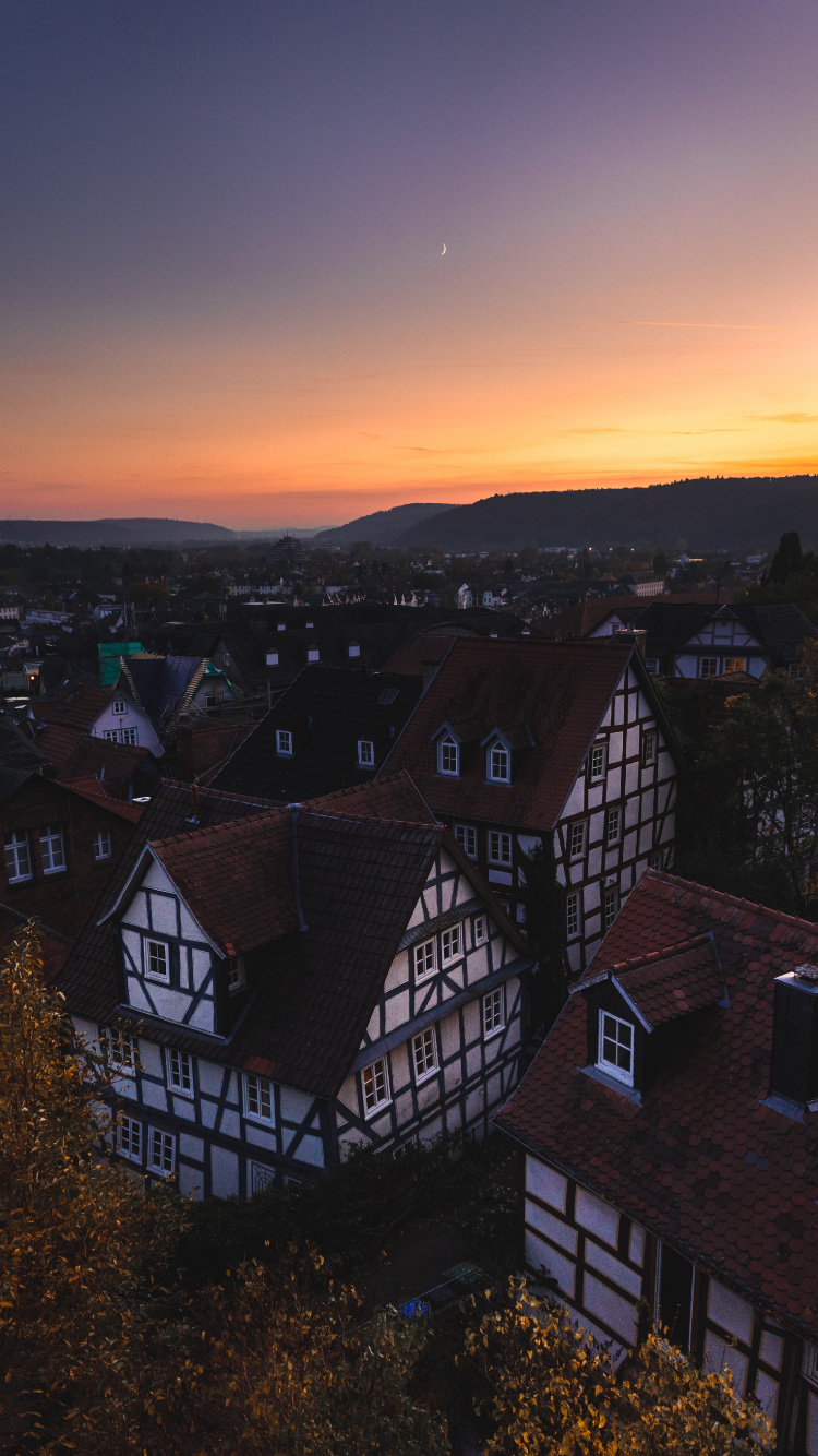 Vue Aérienne de la Ville au Coucher du Soleil. Wallpaper in 750x1334 Resolution