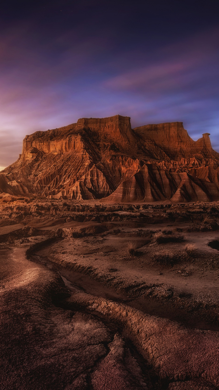 Montaña Rocosa Marrón Bajo un Cielo Azul Durante el Día. Wallpaper in 750x1334 Resolution