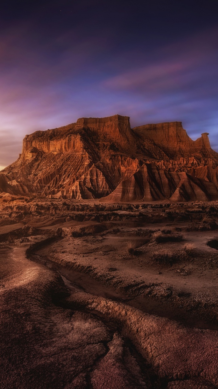 Brauner Felsiger Berg Unter Blauem Himmel Tagsüber. Wallpaper in 720x1280 Resolution