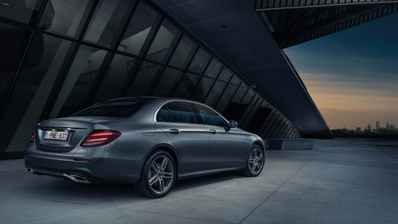 Silbernes Mercedes Benz Coupé Auf Grauem Bürgersteig Geparkt. Wallpaper in 1280x720 Resolution