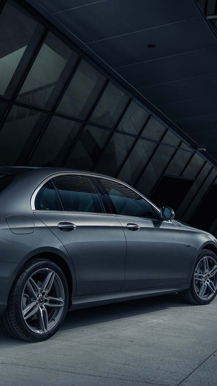 Silver Mercedes Benz Coupe Estacionado Sobre Pavimento Gris. Wallpaper in 720x1280 Resolution