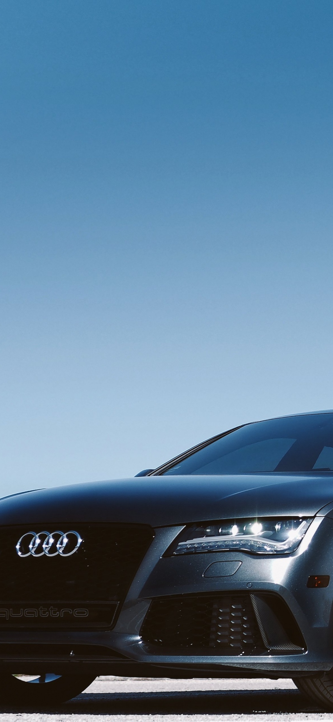 Porsche 911 Negro Estacionado Sobre Arena Blanca Durante el Día. Wallpaper in 1125x2436 Resolution