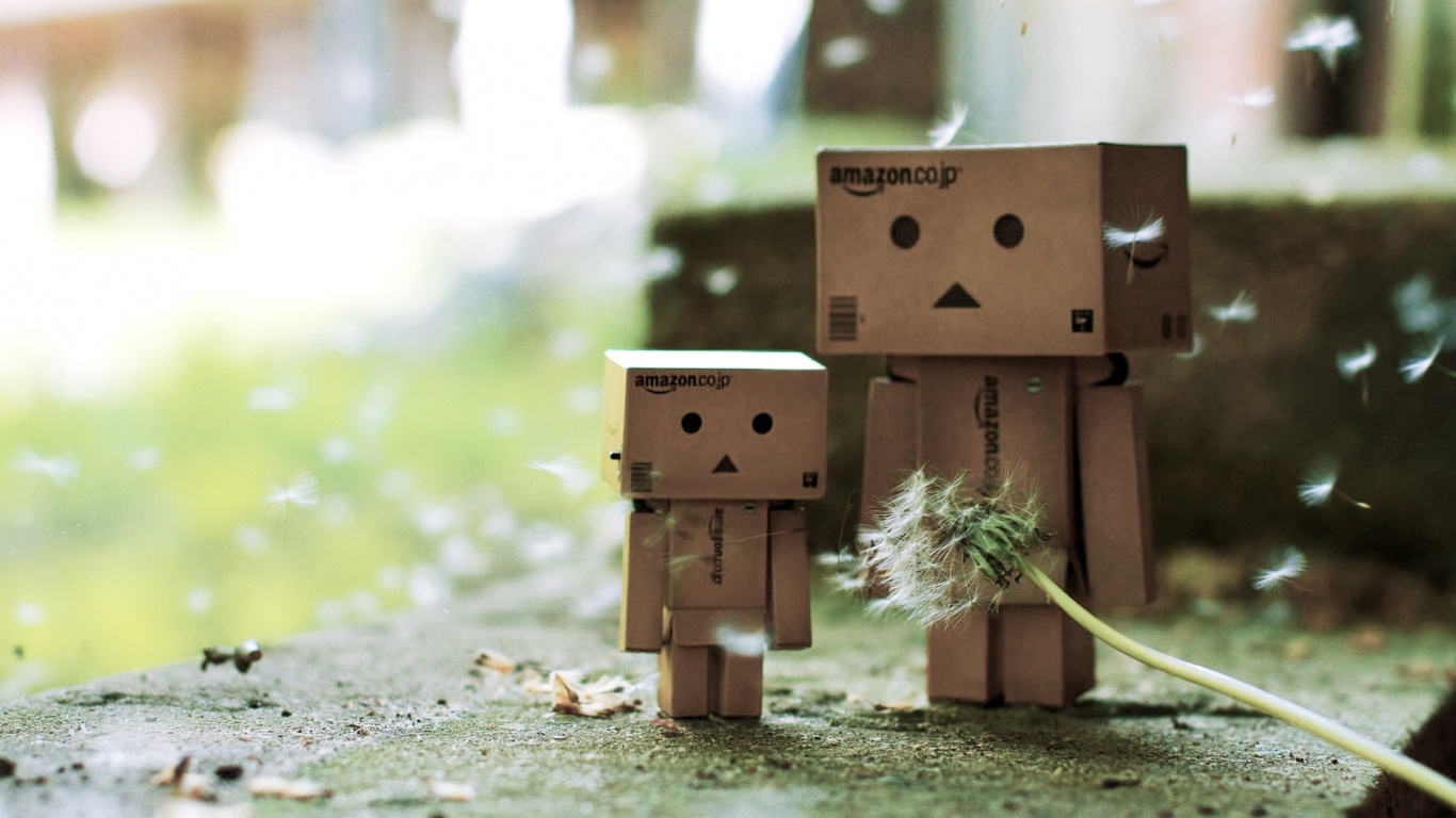 Brown Cardboard Box Robot on Ground. Wallpaper in 1366x768 Resolution