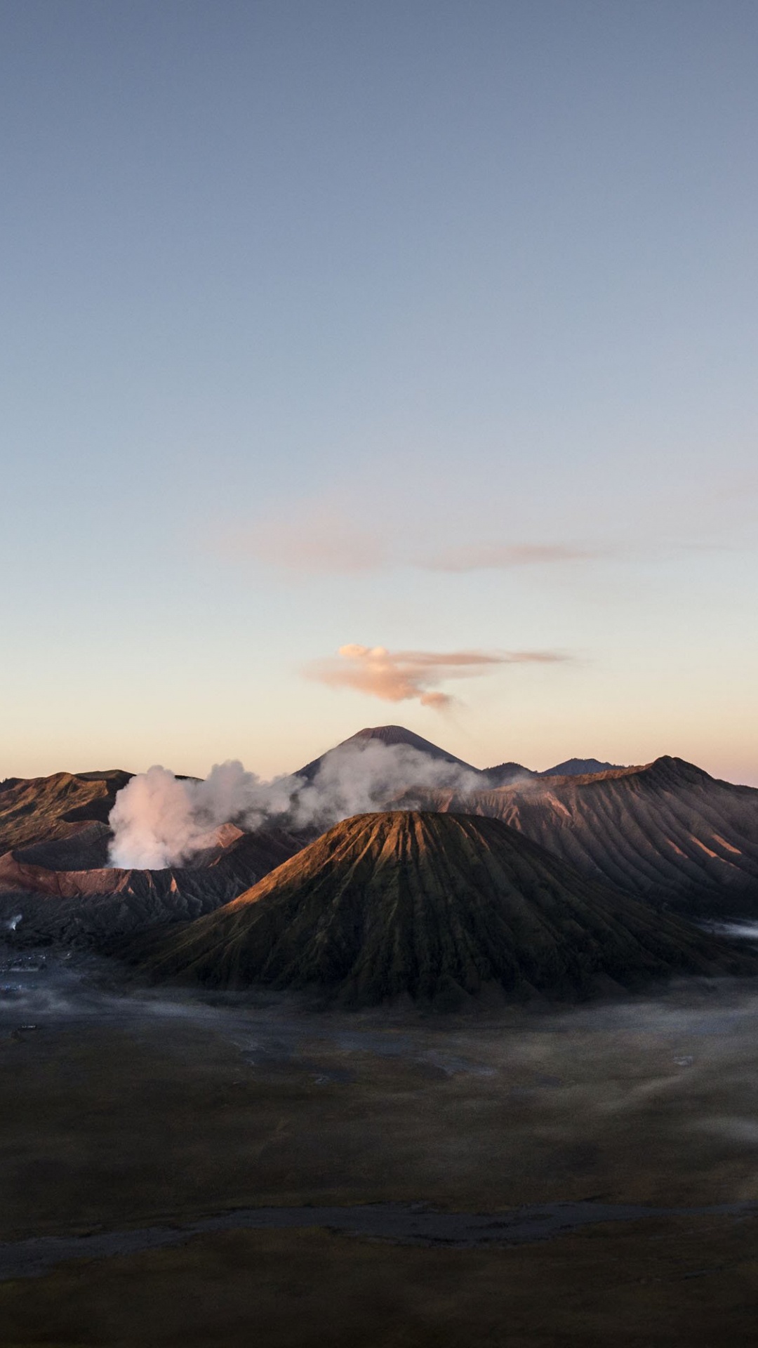 Brauner Berg Unter Blauem Himmel Tagsüber. Wallpaper in 1080x1920 Resolution