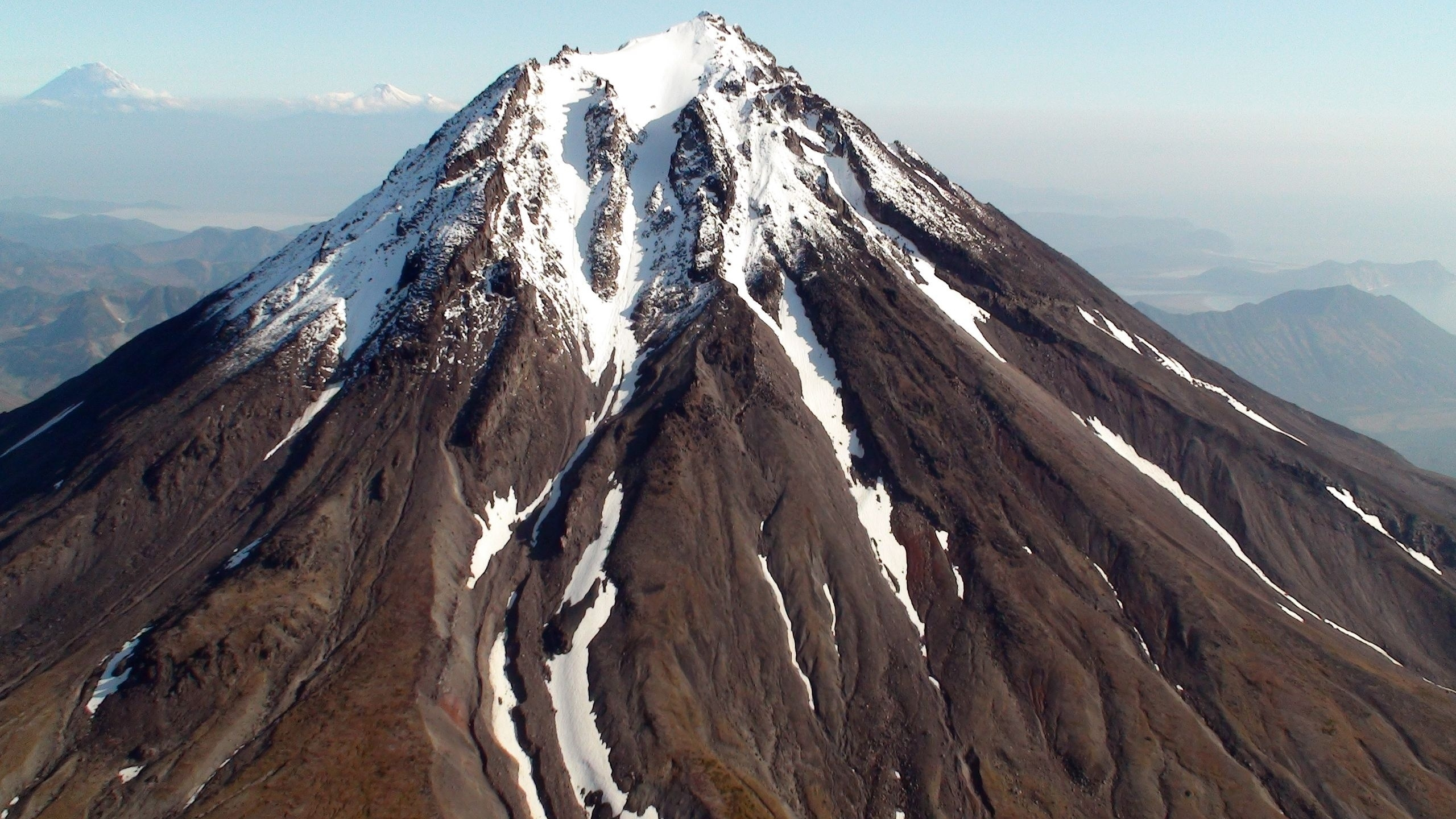 Brown and White Mountain Under Blue Sky During Daytime. Wallpaper in 2560x1440 Resolution