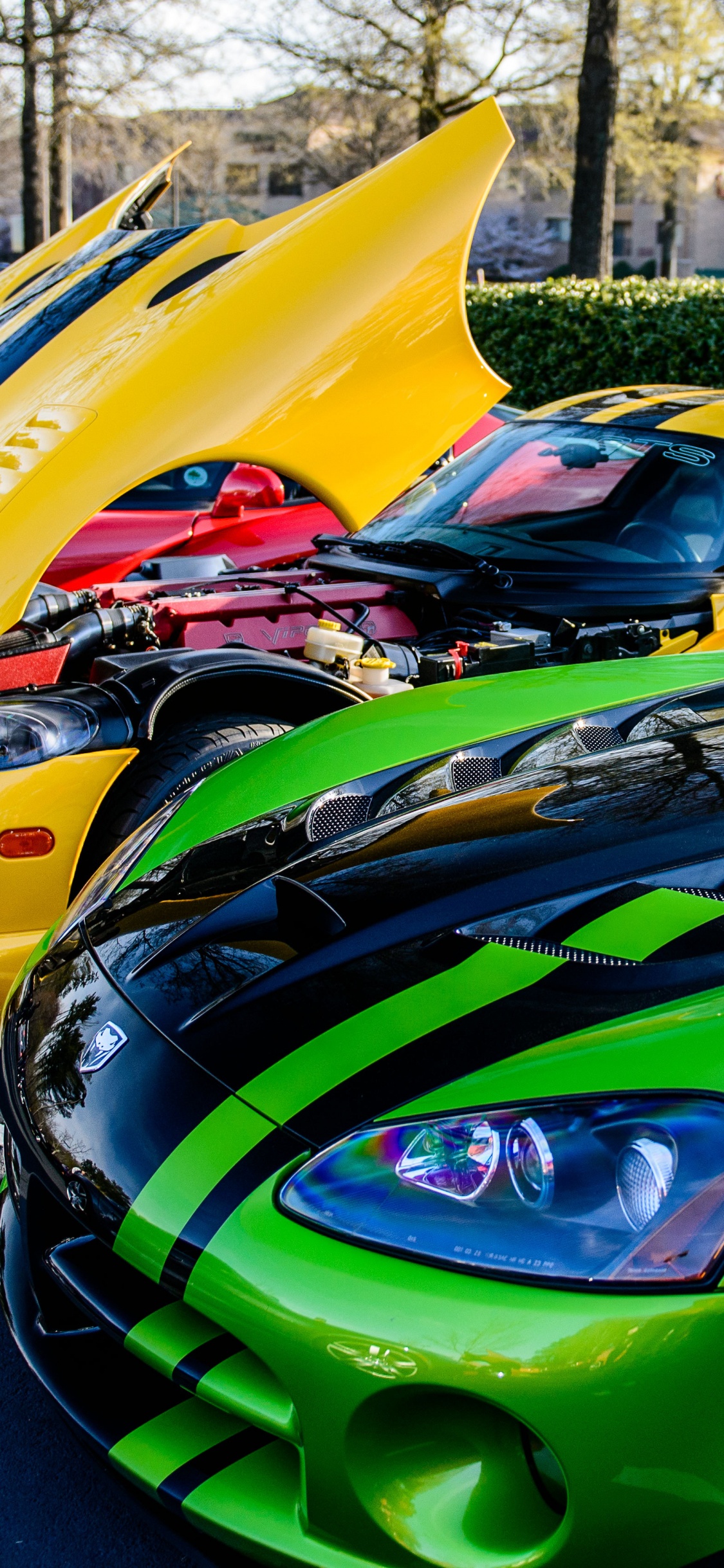 Lamborghini Aventador Verde y Negro Estacionado Sobre Pavimento de Hormigón Gris Durante el Día. Wallpaper in 1125x2436 Resolution