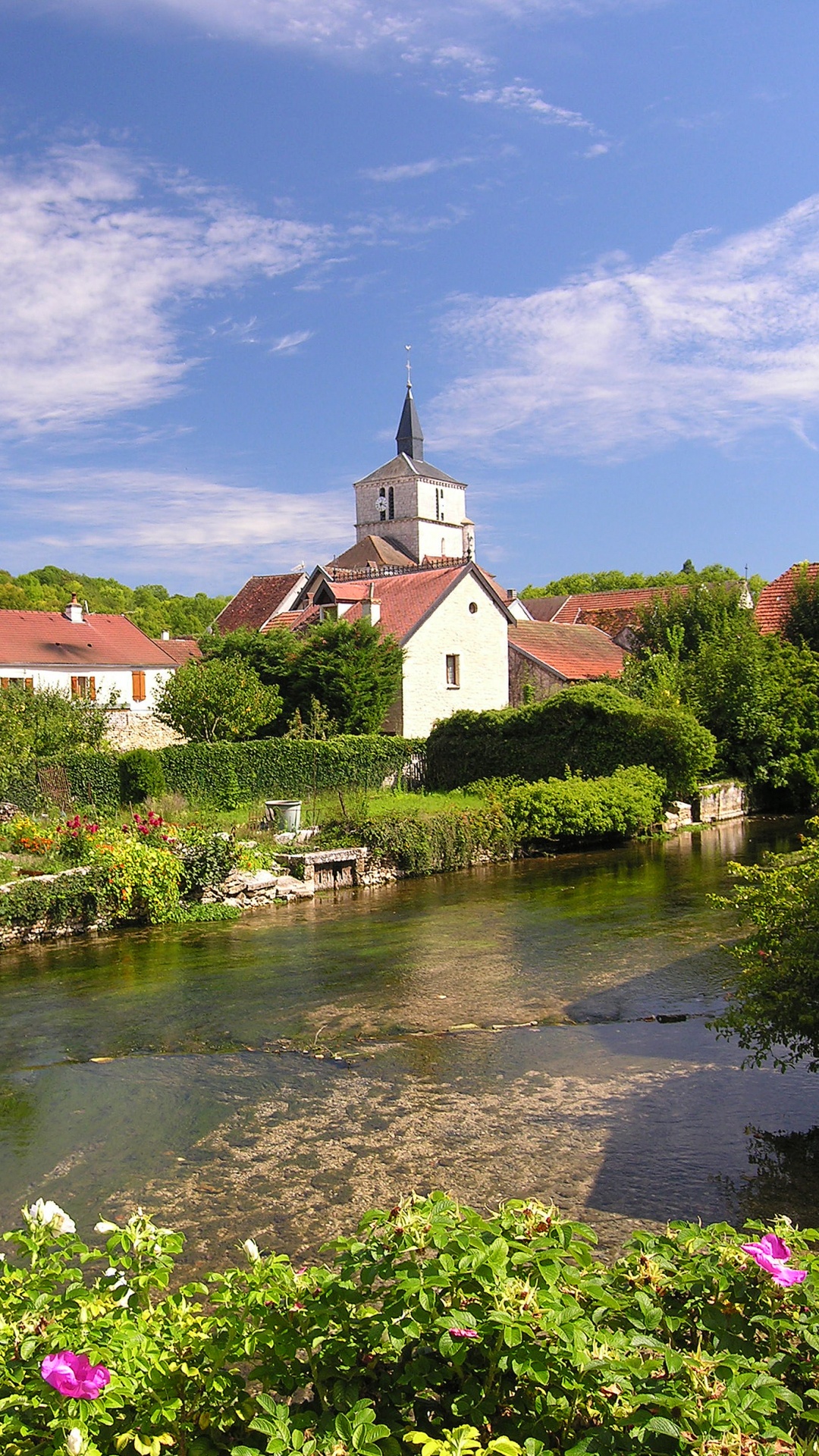 Bâtiment en Béton Blanc et Marron Près de la Rivière Sous un Ciel Bleu Pendant la Journée. Wallpaper in 1080x1920 Resolution