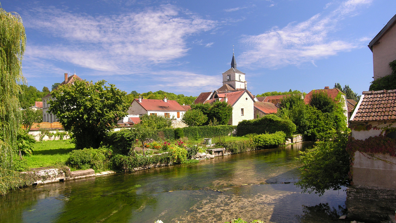 Weißes Und Braunes Betongebäude in Der Nähe Des Flusses Unter Blauem Himmel Tagsüber. Wallpaper in 1366x768 Resolution