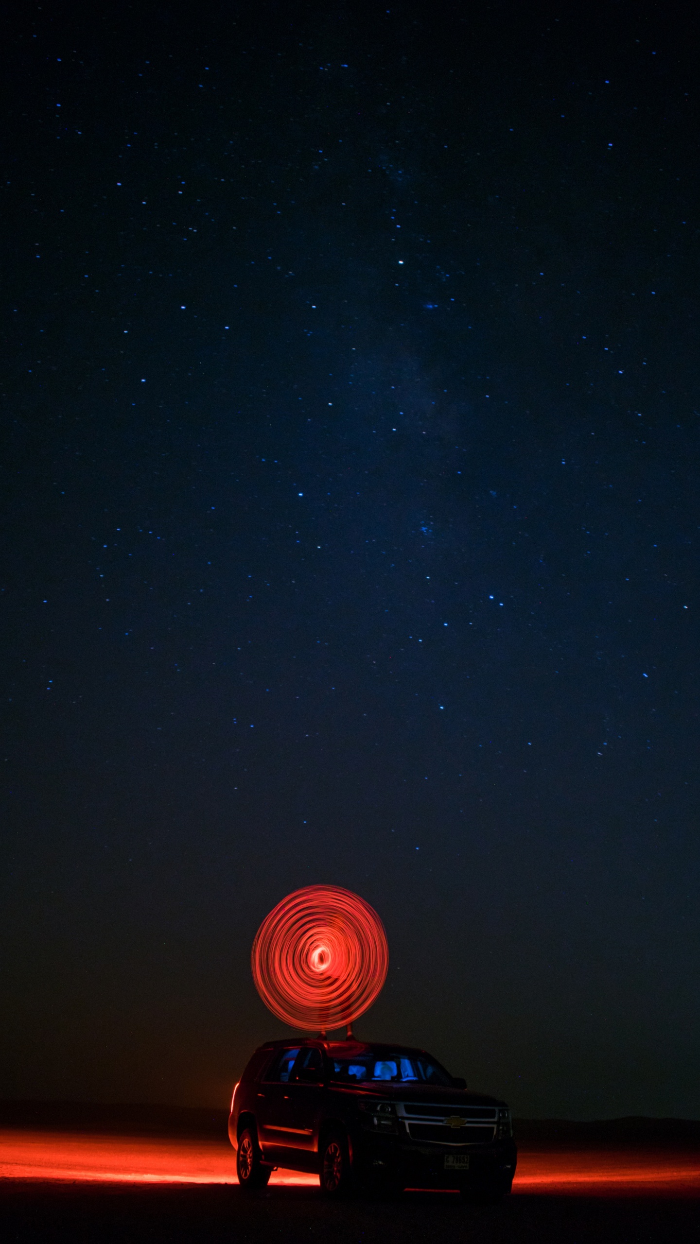 Tente Dôme Éclairée en Noir et Rouge Sous la Nuit Étoilée. Wallpaper in 1440x2560 Resolution