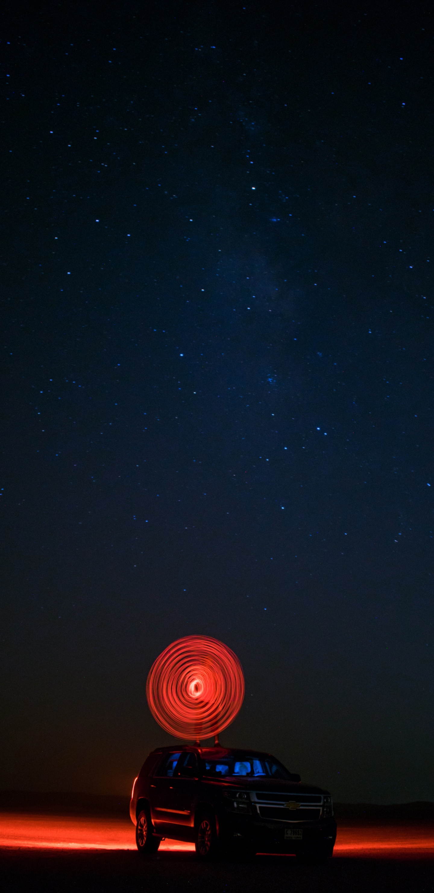 Tente Dôme Éclairée en Noir et Rouge Sous la Nuit Étoilée. Wallpaper in 1440x2960 Resolution