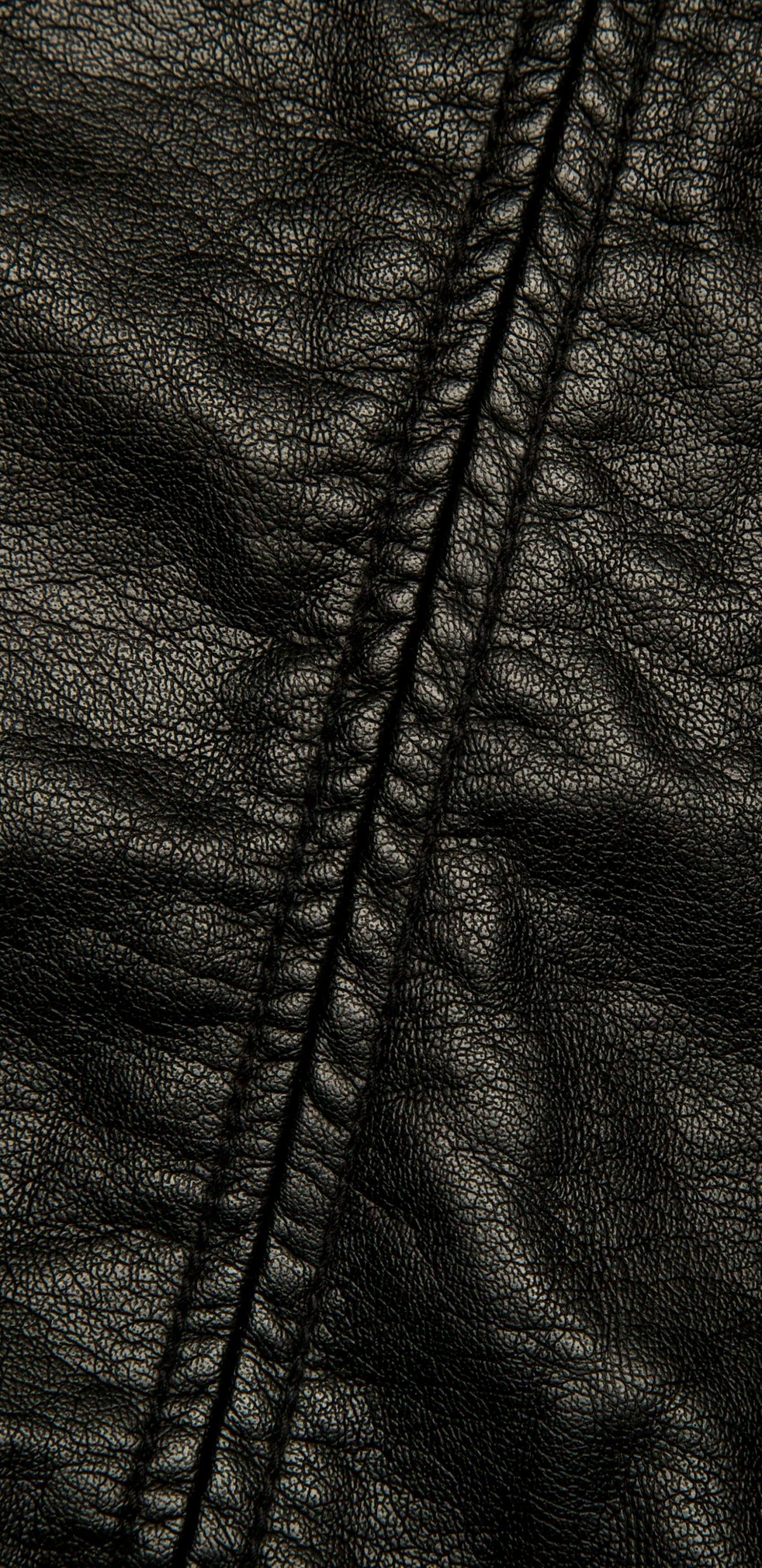 Chaqueta Negra Con Cremallera Sobre Textil Blanco. Wallpaper in 1440x2960 Resolution