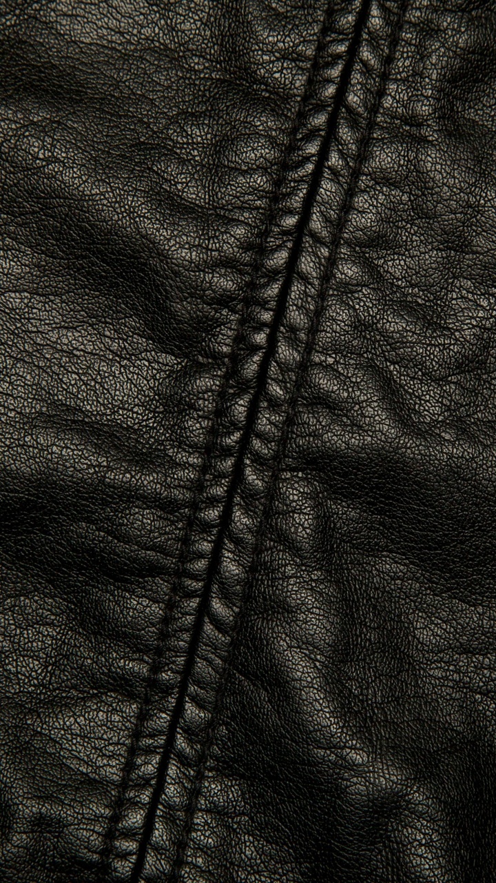 Chaqueta Negra Con Cremallera Sobre Textil Blanco. Wallpaper in 720x1280 Resolution