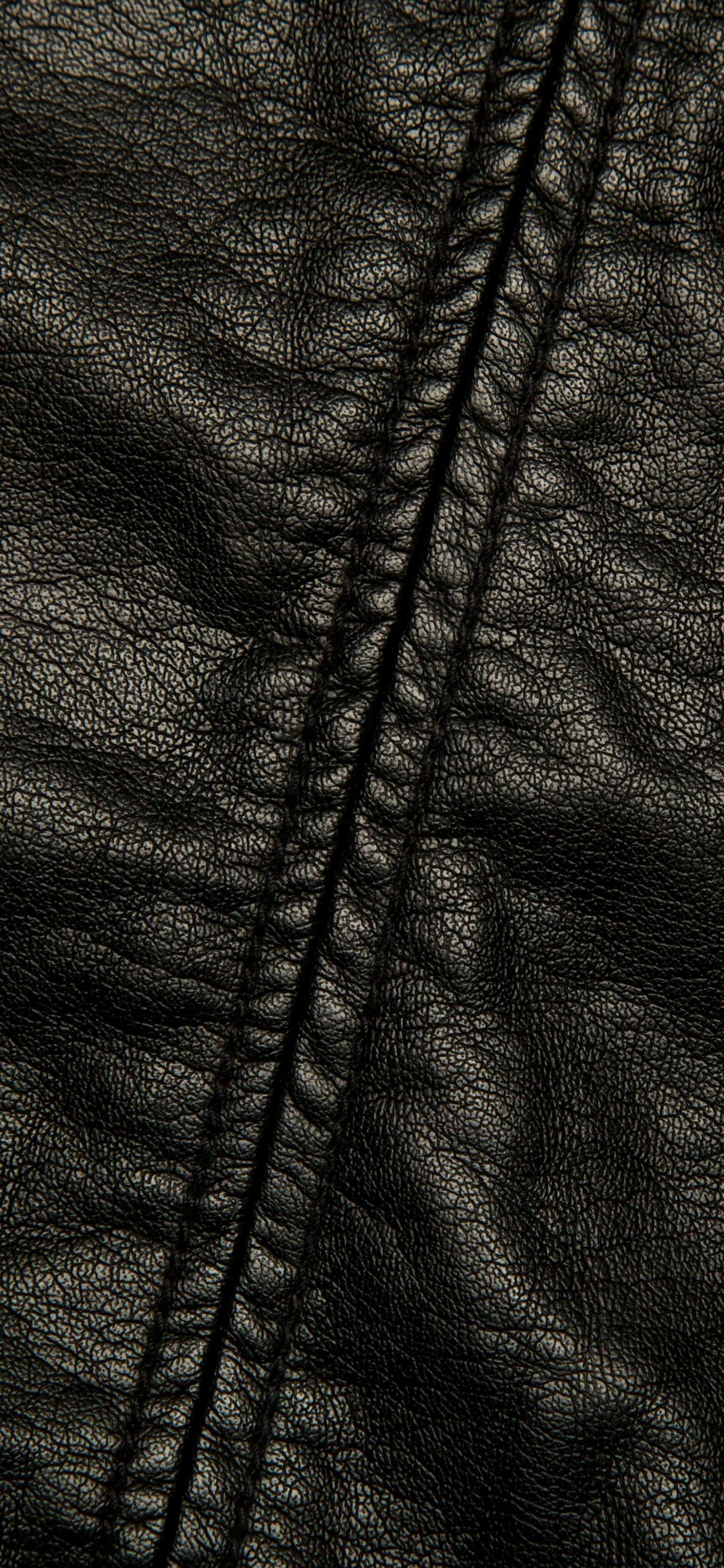 Veste Zippée Noire Sur Textile Blanc. Wallpaper in 1125x2436 Resolution