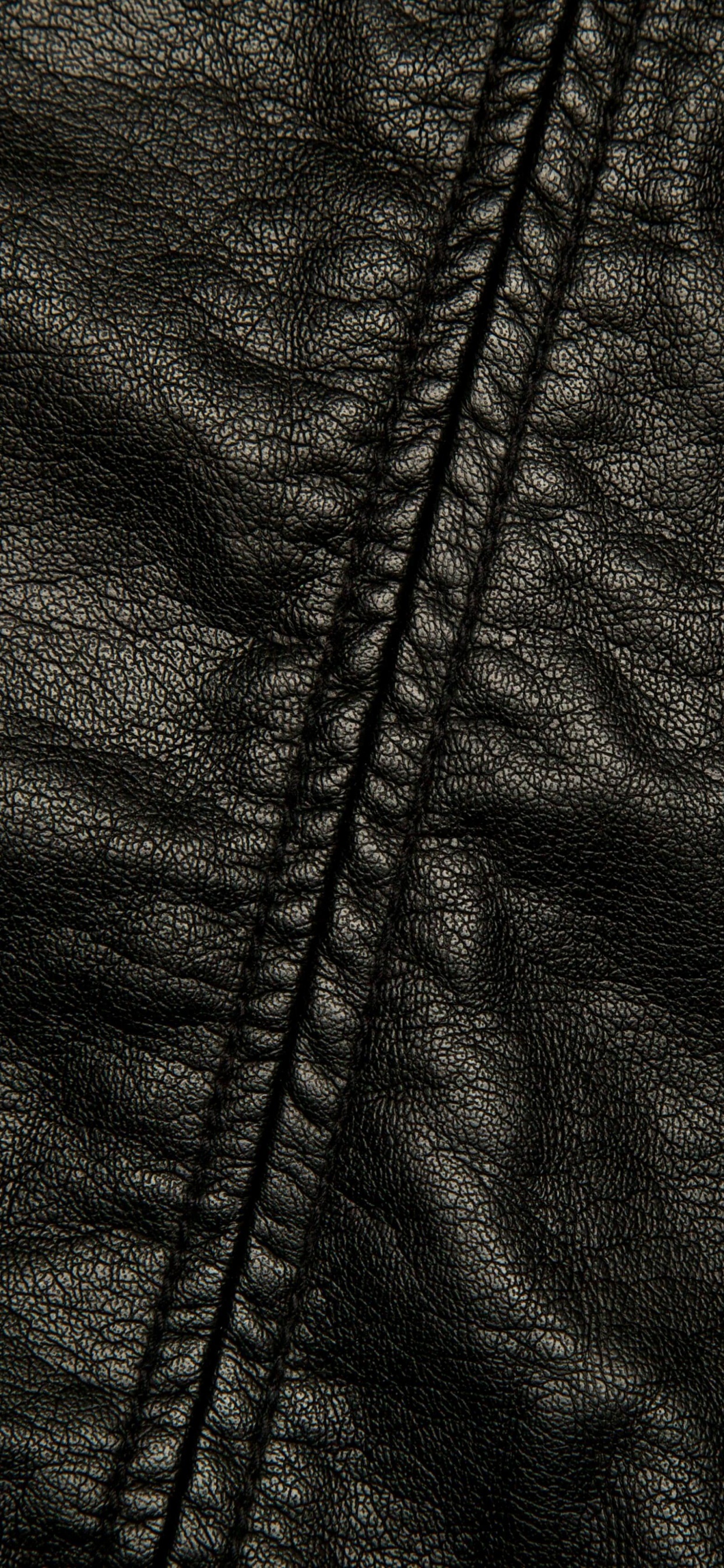 Schwarze Reißverschlussjacke Auf Weißem Textil. Wallpaper in 1242x2688 Resolution