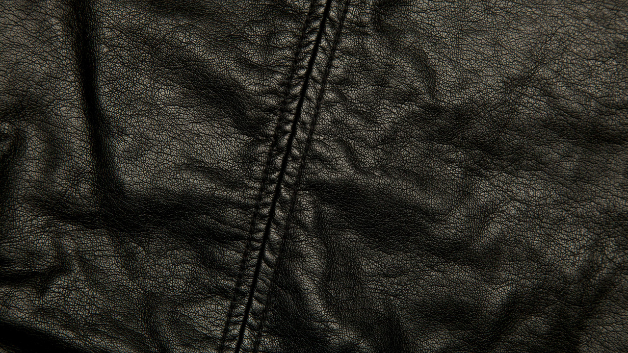 Schwarze Reißverschlussjacke Auf Weißem Textil. Wallpaper in 1280x720 Resolution