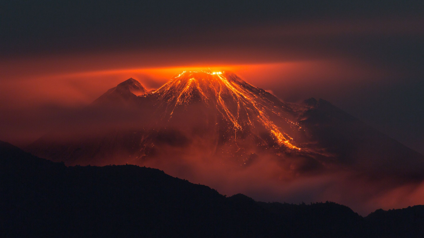 Silhouette de Montagne Pendant le Coucher du Soleil. Wallpaper in 1366x768 Resolution