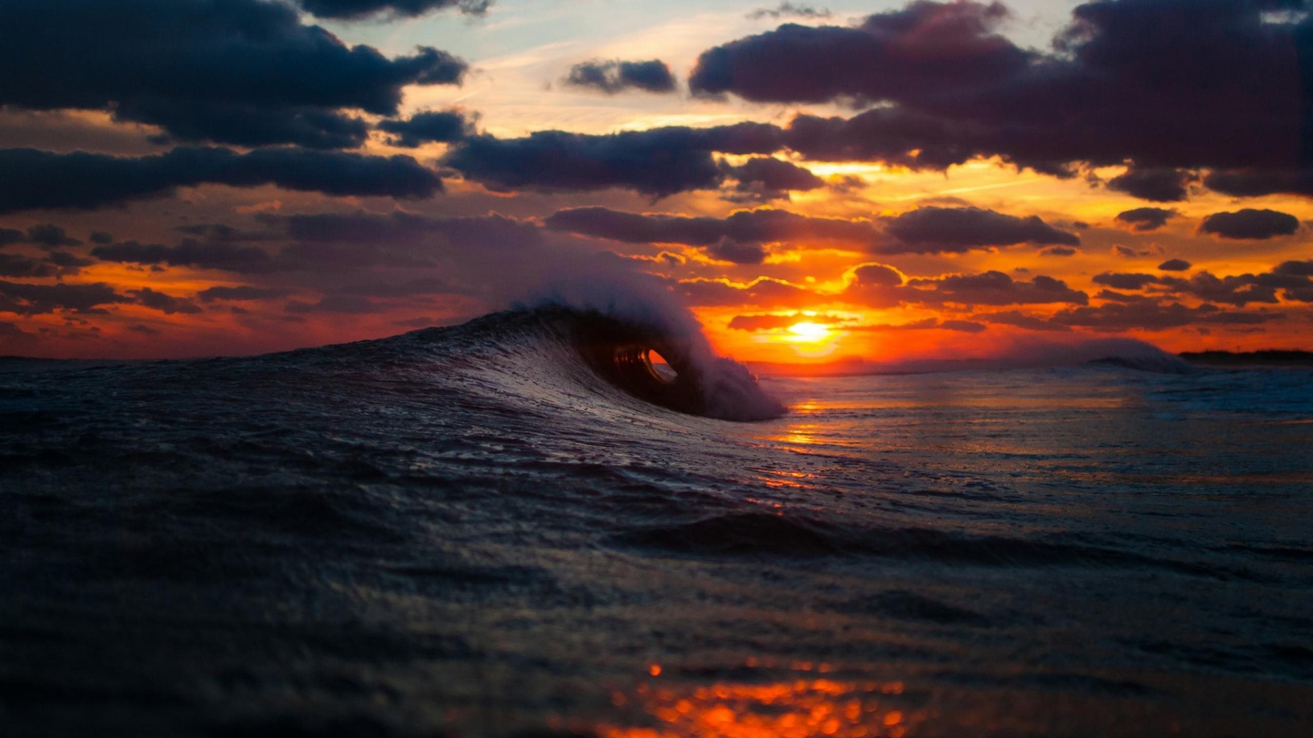 Sea Waves Crashing on Shore During Sunset. Wallpaper in 2560x1440 Resolution