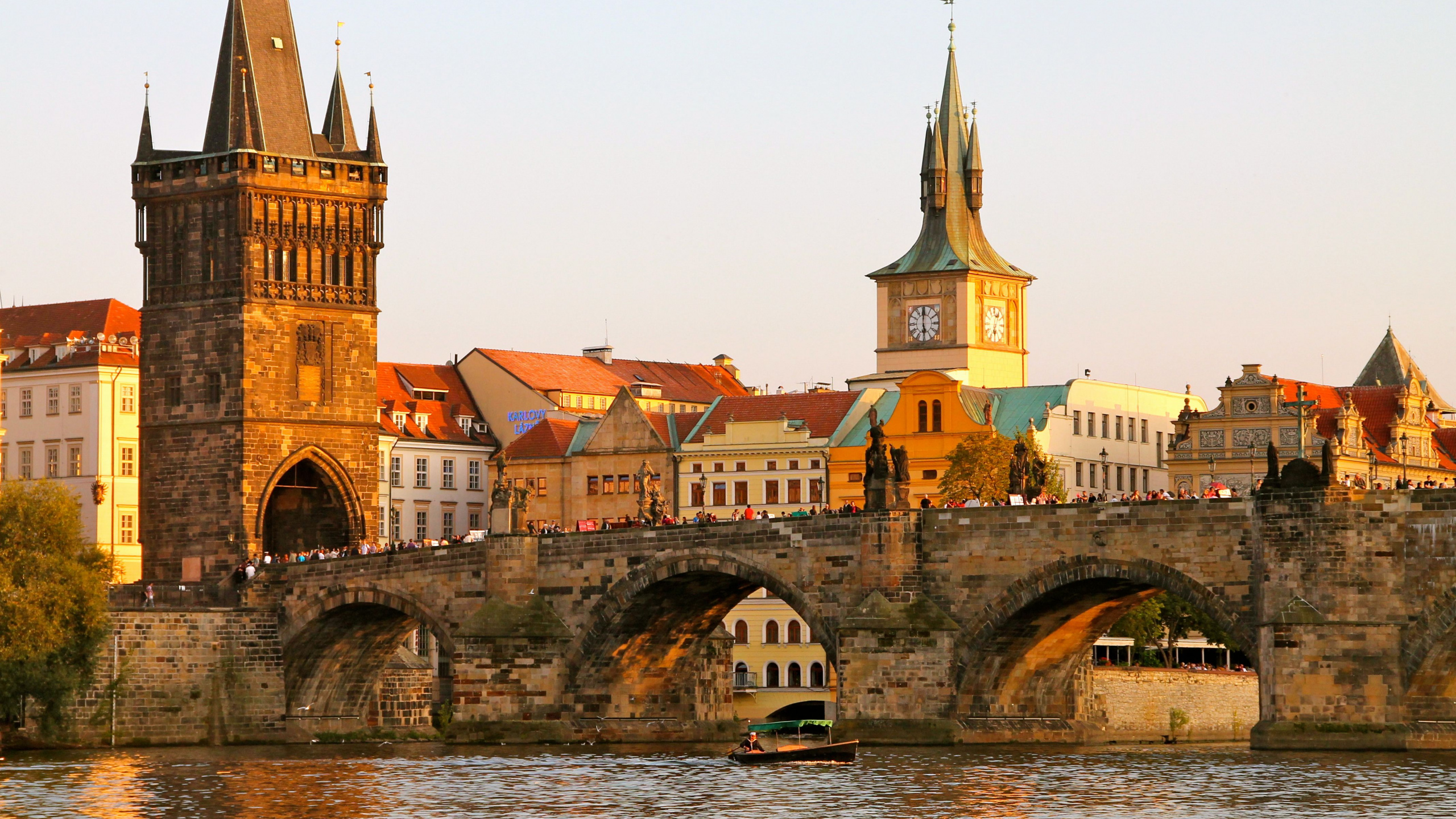 Edificio de Hormigón Marrón y Beige Cerca Del Cuerpo de Agua Durante el Día. Wallpaper in 2560x1440 Resolution