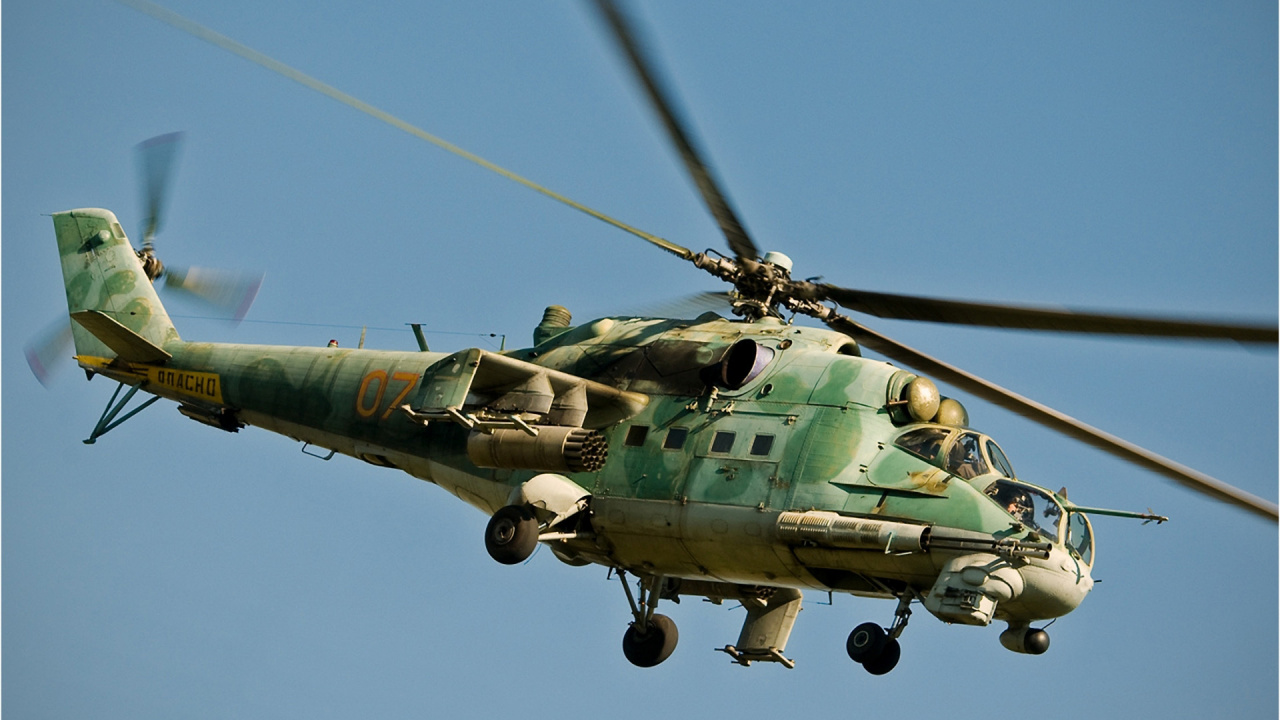 Avion de Chasse Vert et Noir Dans le Ciel. Wallpaper in 1280x720 Resolution