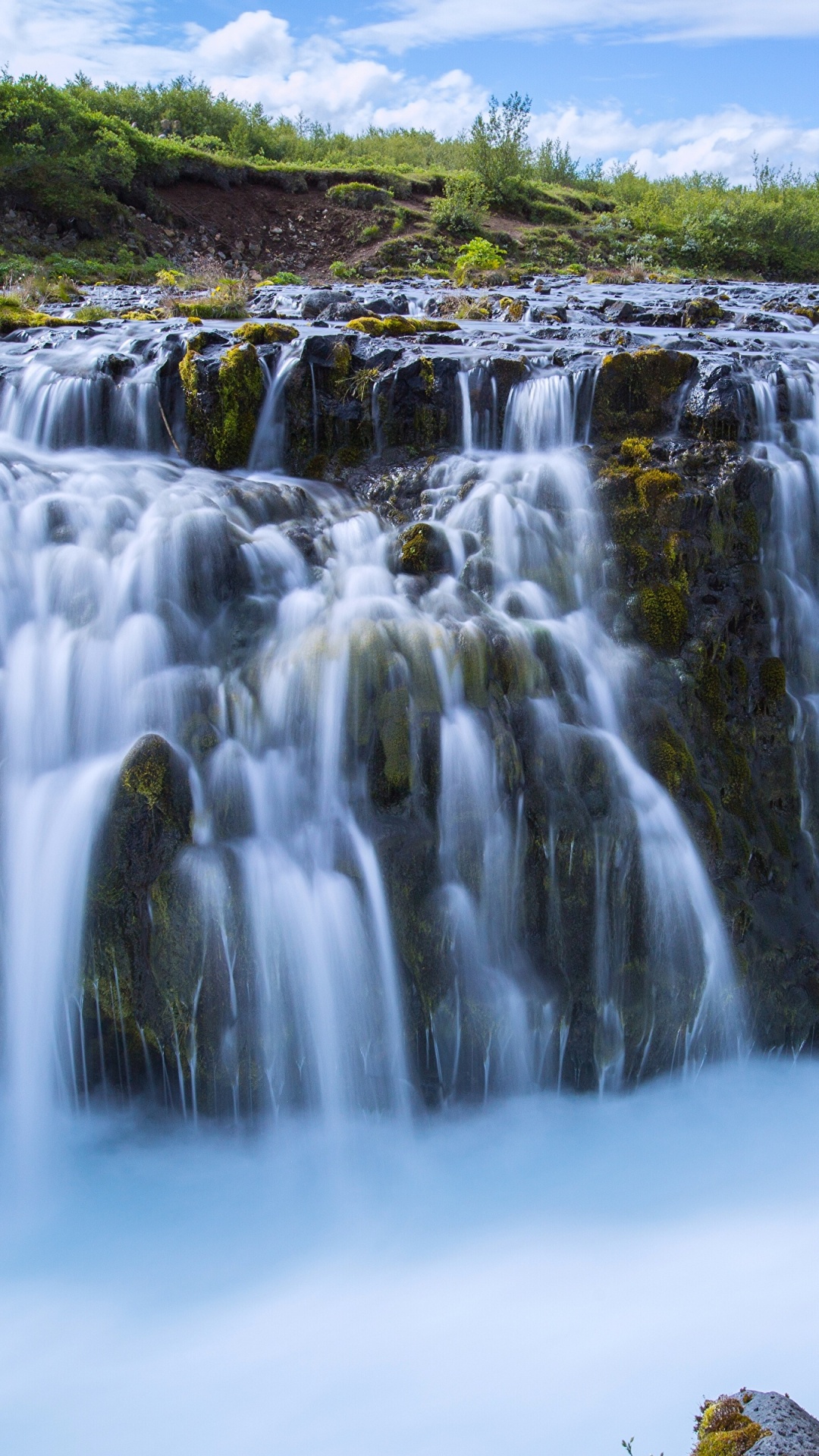 El Agua Cae Sobre el Campo de Hierba Verde Durante el Día. Wallpaper in 1080x1920 Resolution