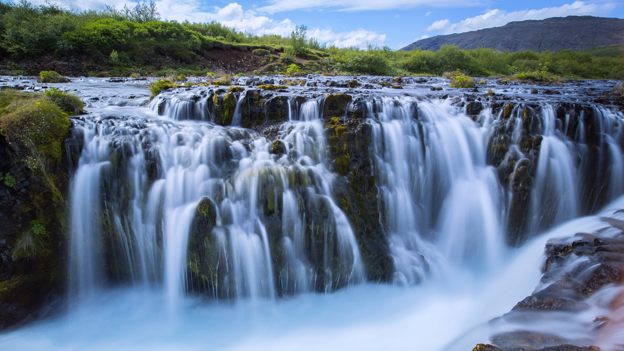 El Agua Cae Sobre el Campo de Hierba Verde Durante el Día. Wallpaper in 1280x720 Resolution