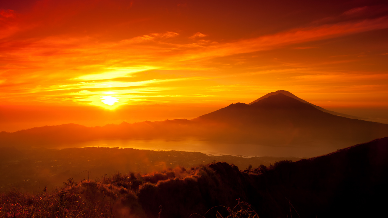 Silhouette Des Berges Bei Sonnenuntergang. Wallpaper in 1280x720 Resolution