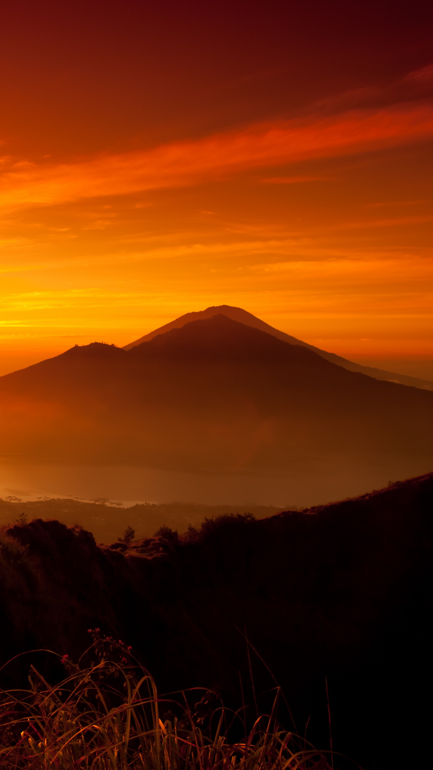 Silhouette Des Berges Bei Sonnenuntergang. Wallpaper in 1440x2560 Resolution