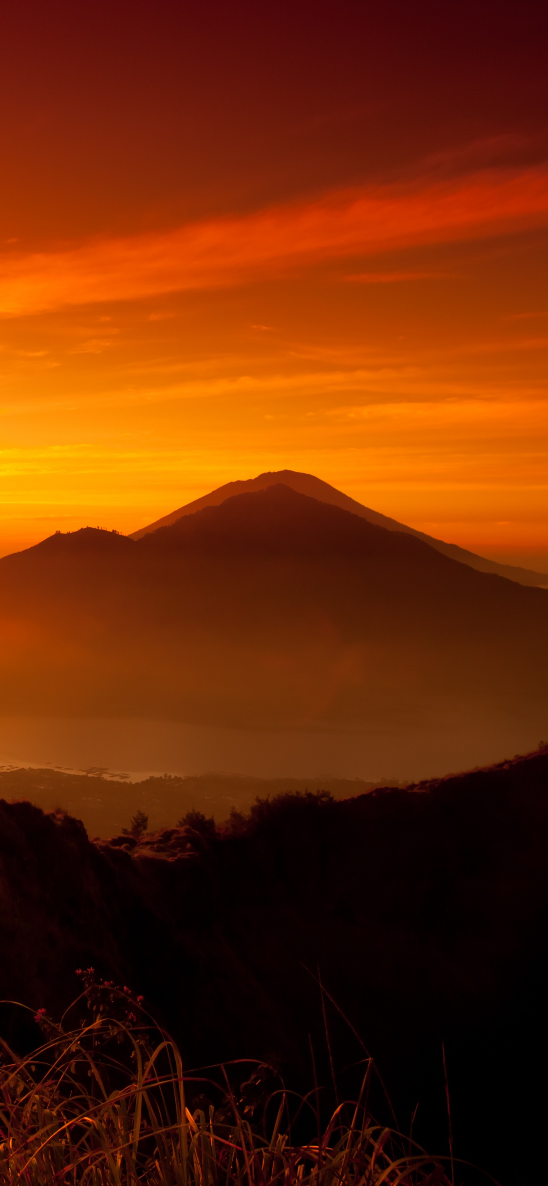 Silueta de Montaña Durante la Puesta de Sol. Wallpaper in 1125x2436 Resolution