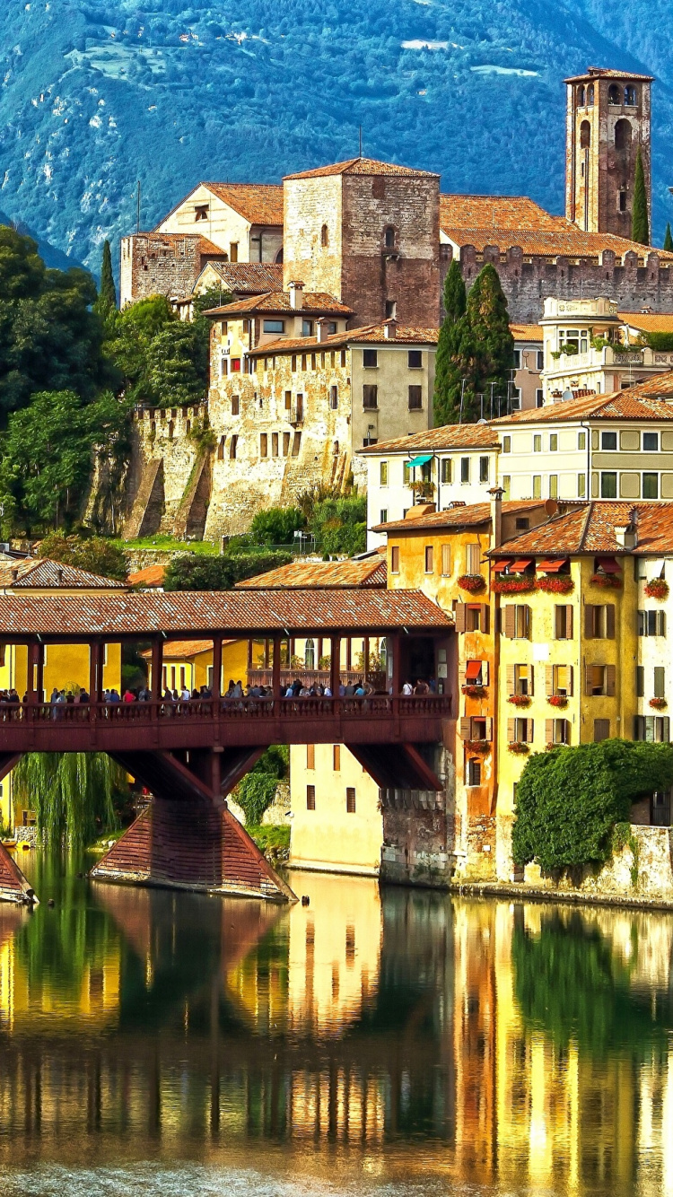 Braunes Betongebäude in Der Nähe Eines Gewässers Tagsüber. Wallpaper in 750x1334 Resolution