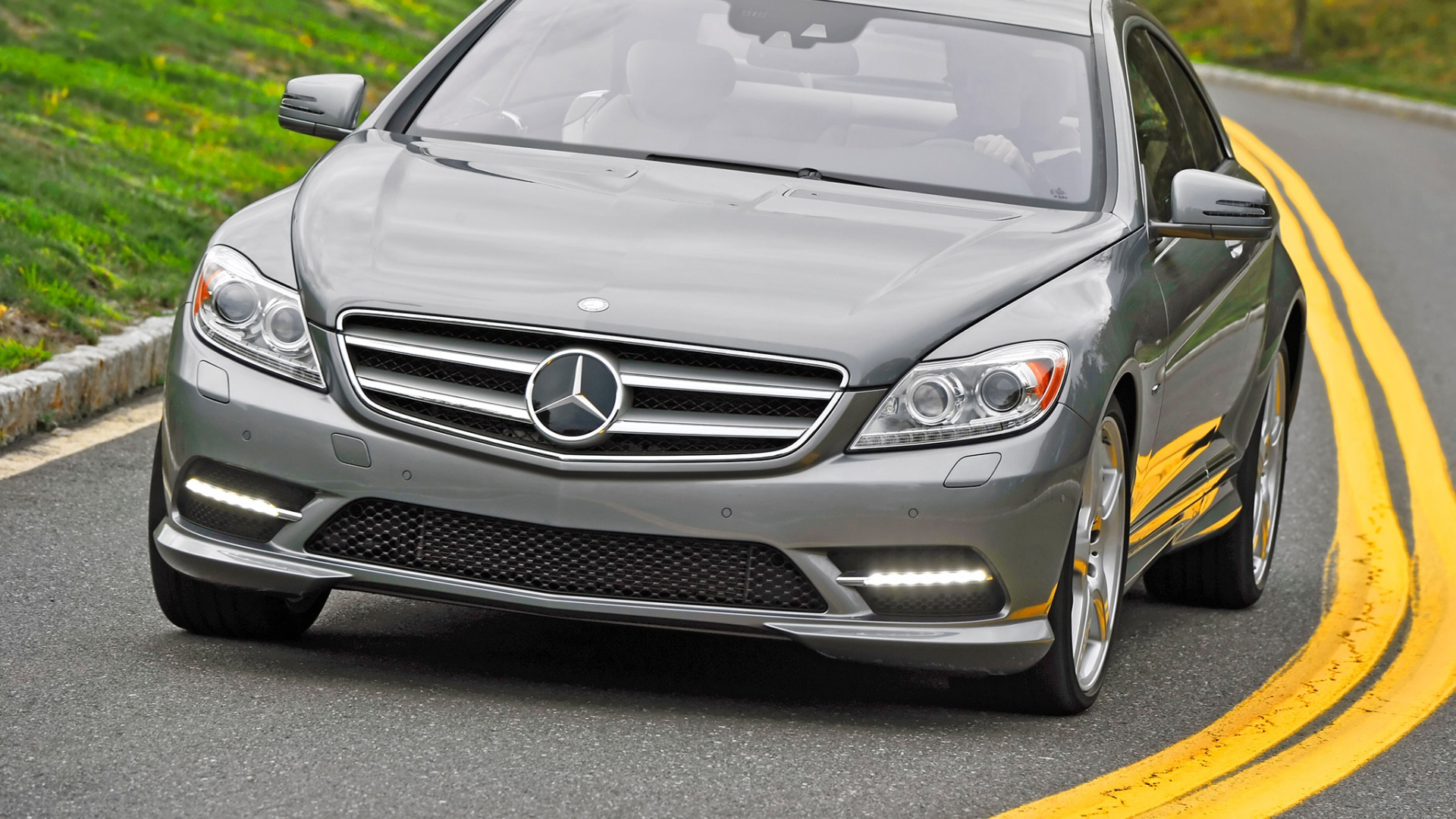 Plata Mercedes Benz Clase c en la Carretera Durante el Día. Wallpaper in 1920x1080 Resolution