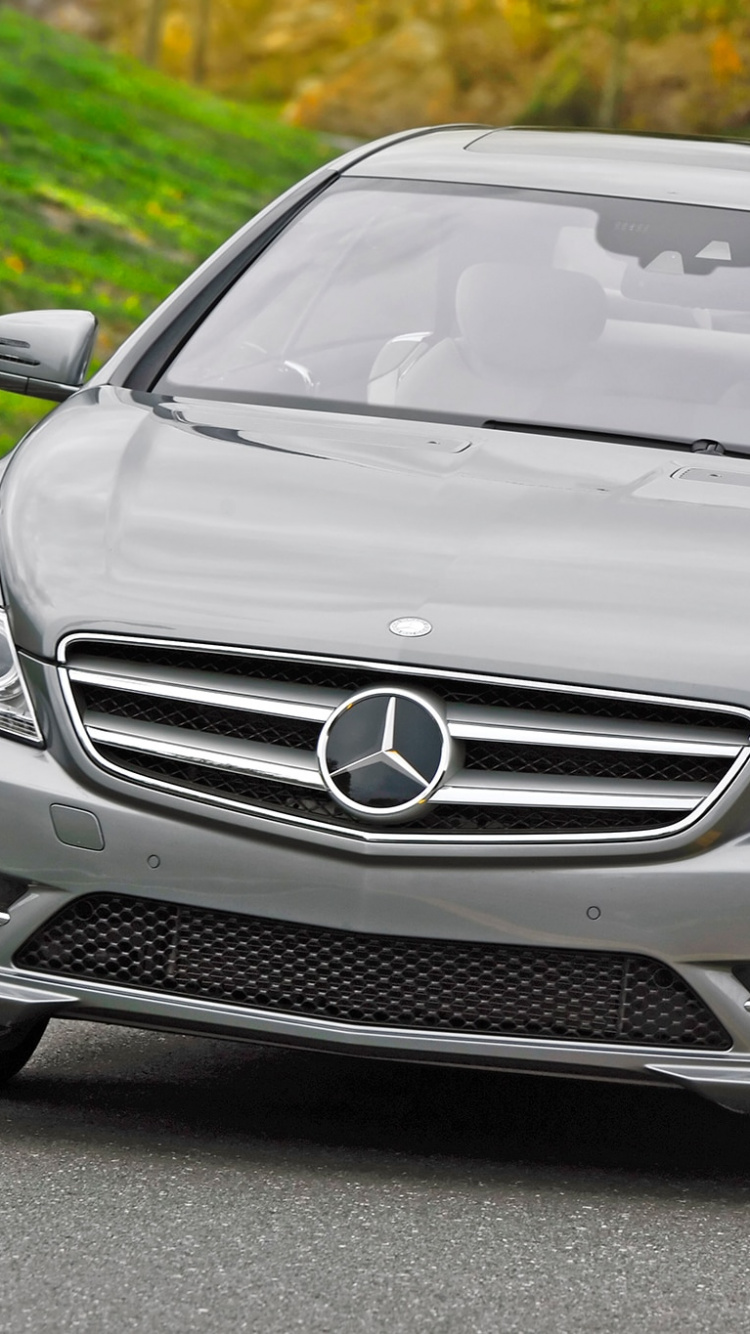 Silberne Mercedes Benz c Klasse Tagsüber Unterwegs. Wallpaper in 750x1334 Resolution