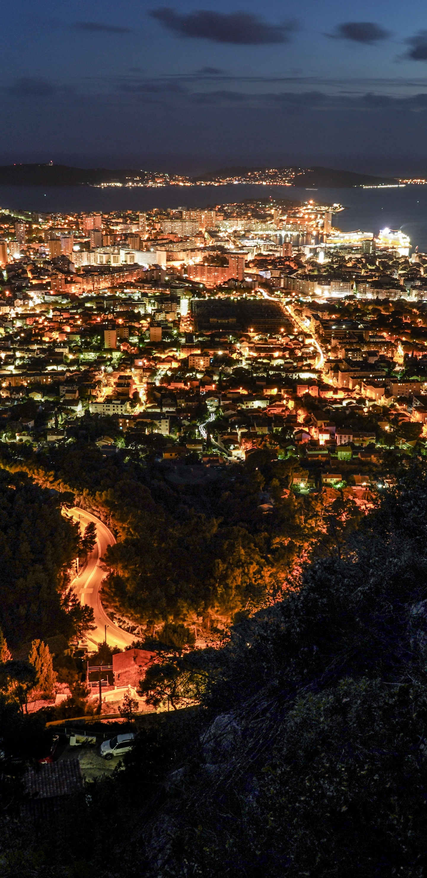 Área Urbana, Noche, Mar. Wallpaper in 1440x2960 Resolution