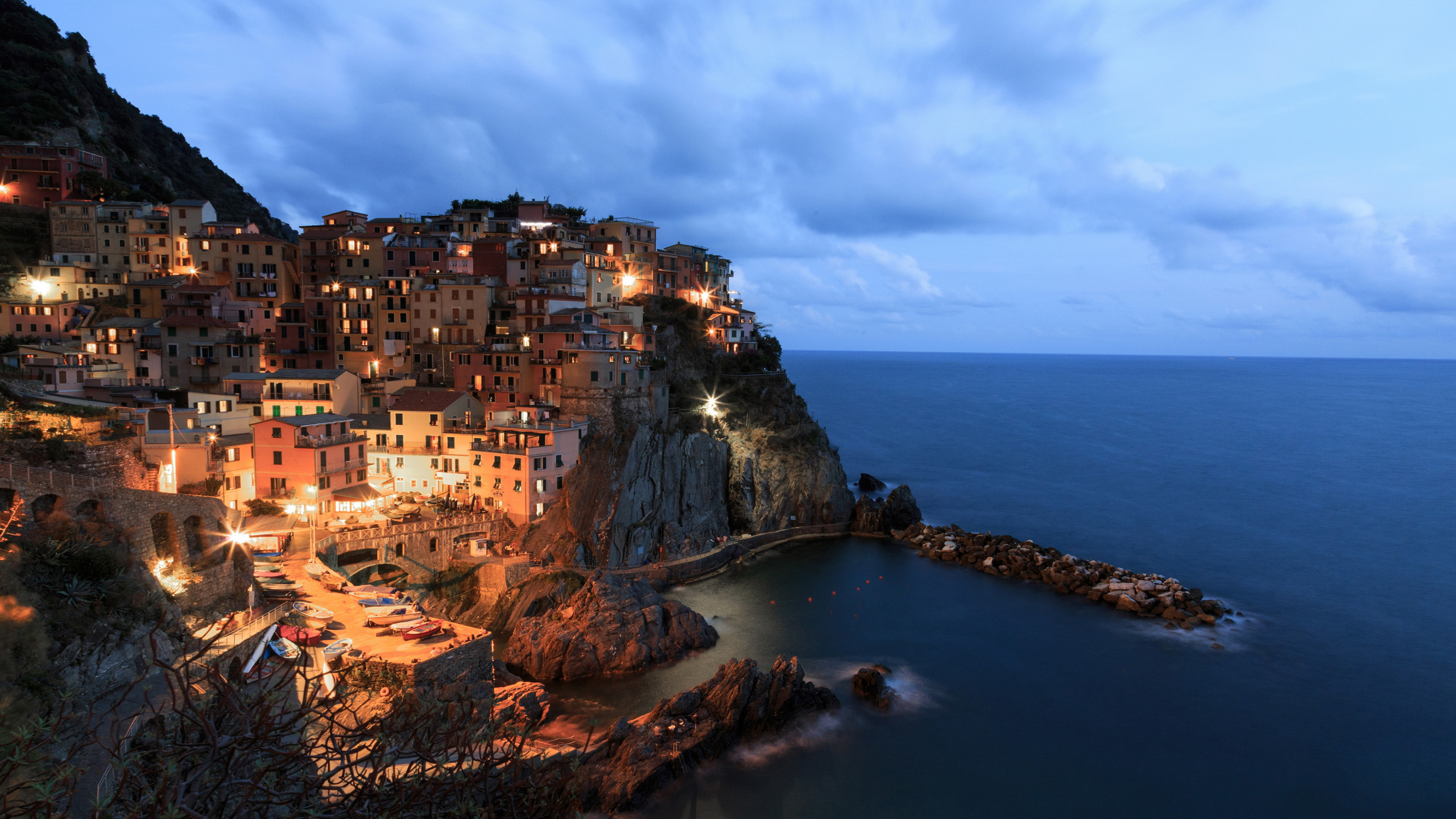 City Buildings on Cliff by The Sea Under White Clouds and Blue Sky During Daytime. Wallpaper in 2560x1440 Resolution