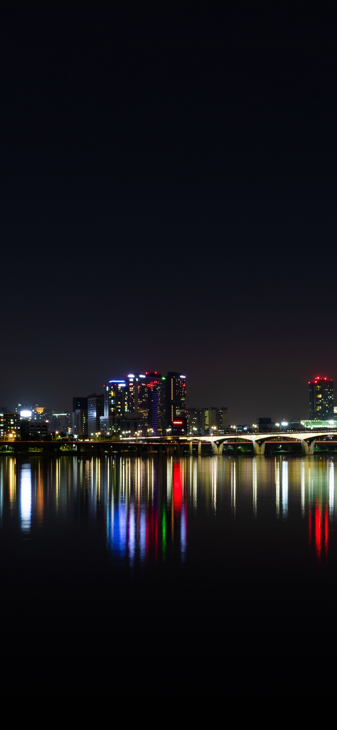 Horizon de la Ville Pendant la Nuit. Wallpaper in 1125x2436 Resolution