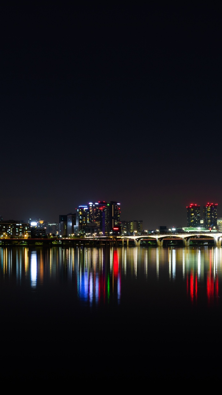 Horizon de la Ville Pendant la Nuit. Wallpaper in 720x1280 Resolution