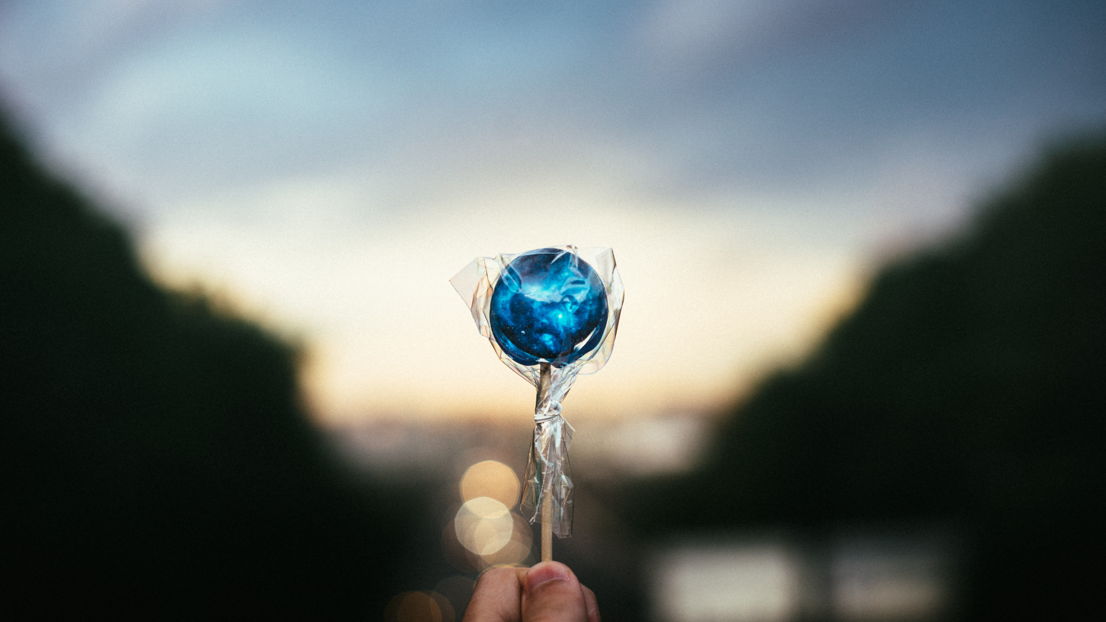 Persona Sosteniendo Piruleta de Corazón Azul. Wallpaper in 3840x2160 Resolution