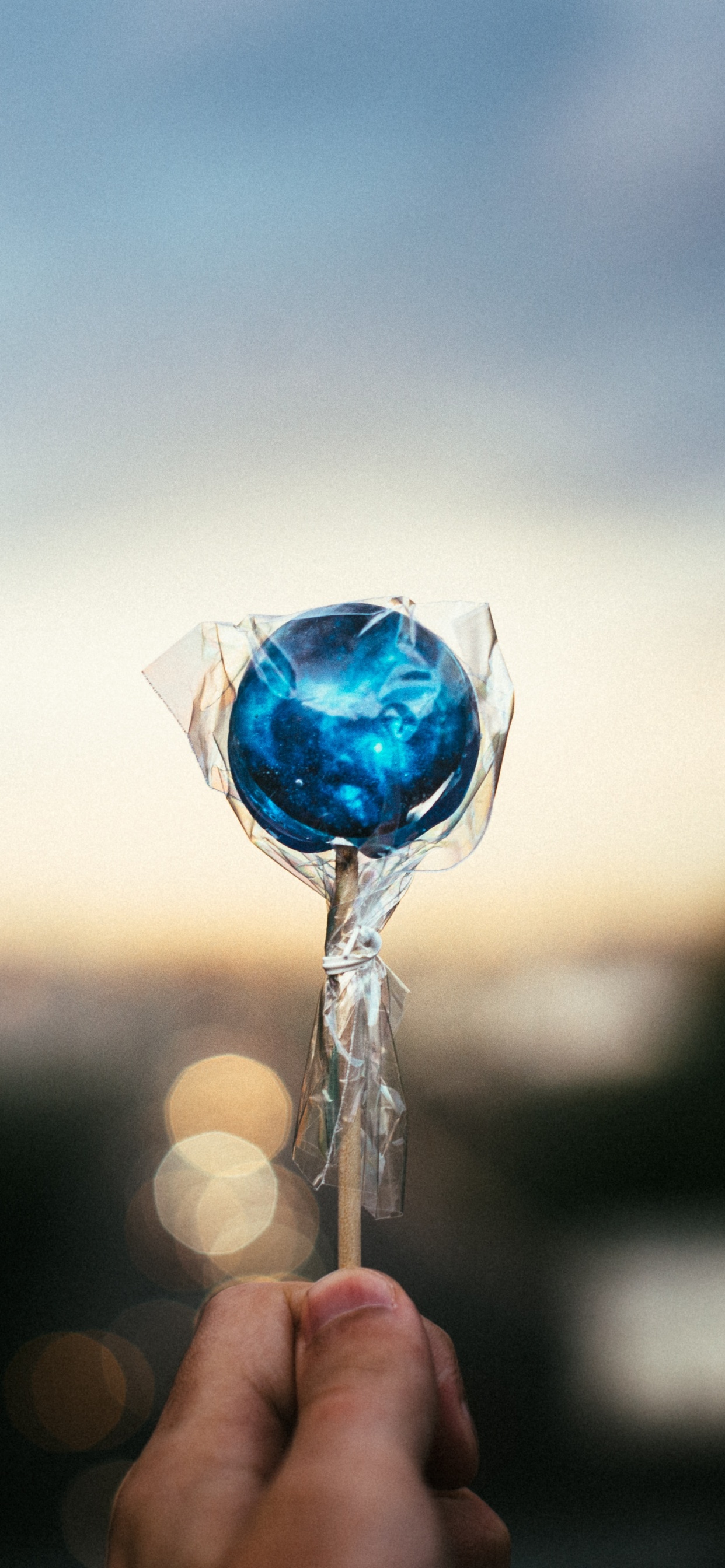 Person Mit Blauem Herzlutscher. Wallpaper in 1242x2688 Resolution