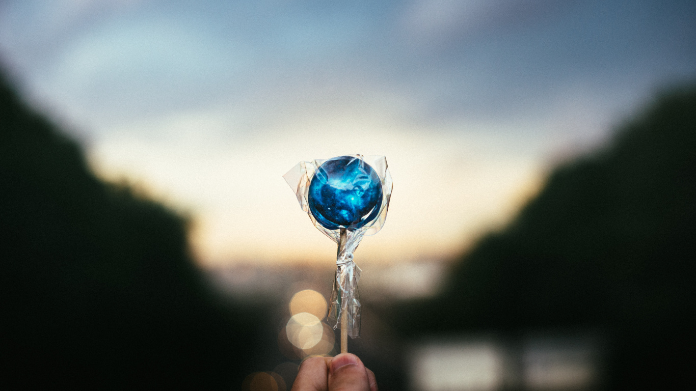 Person Mit Blauem Herzlutscher. Wallpaper in 1366x768 Resolution