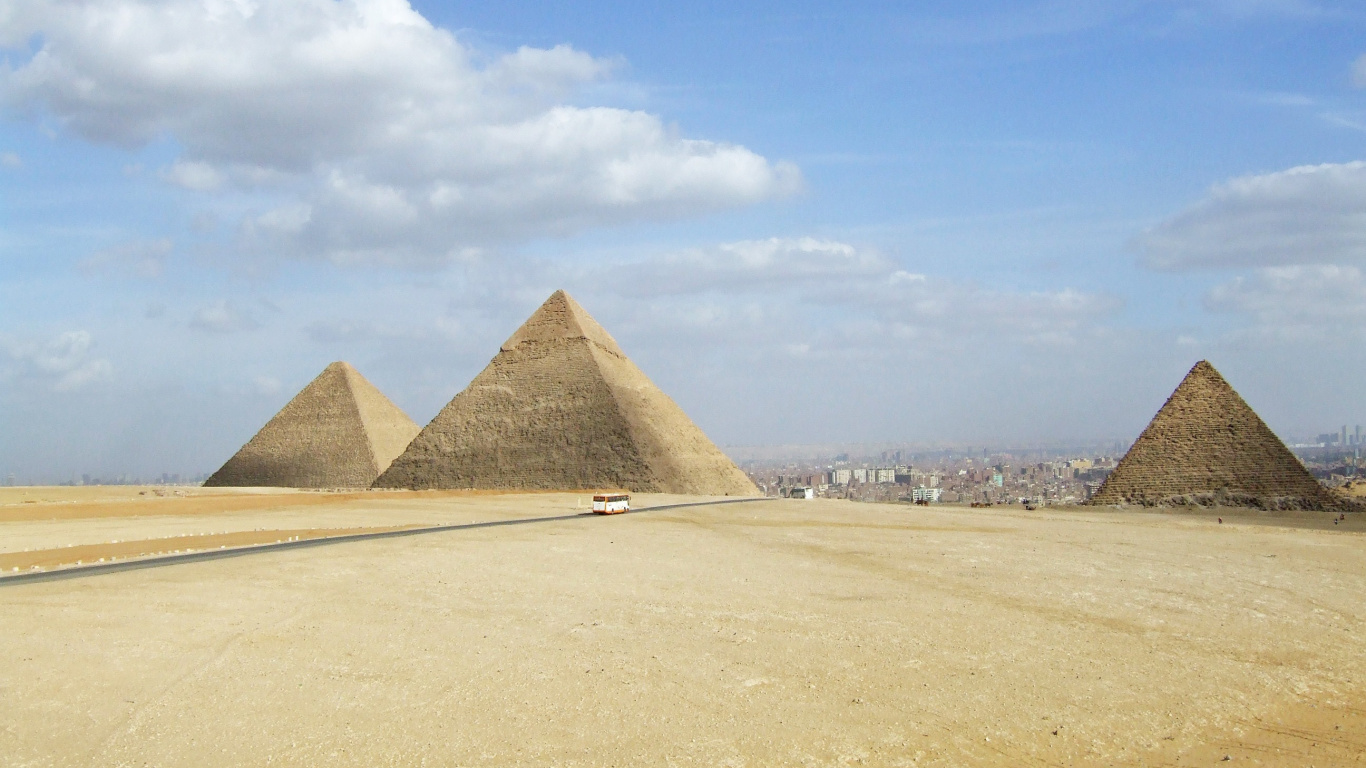 Pyramide Sous Ciel Bleu Pendant la Journée. Wallpaper in 1366x768 Resolution
