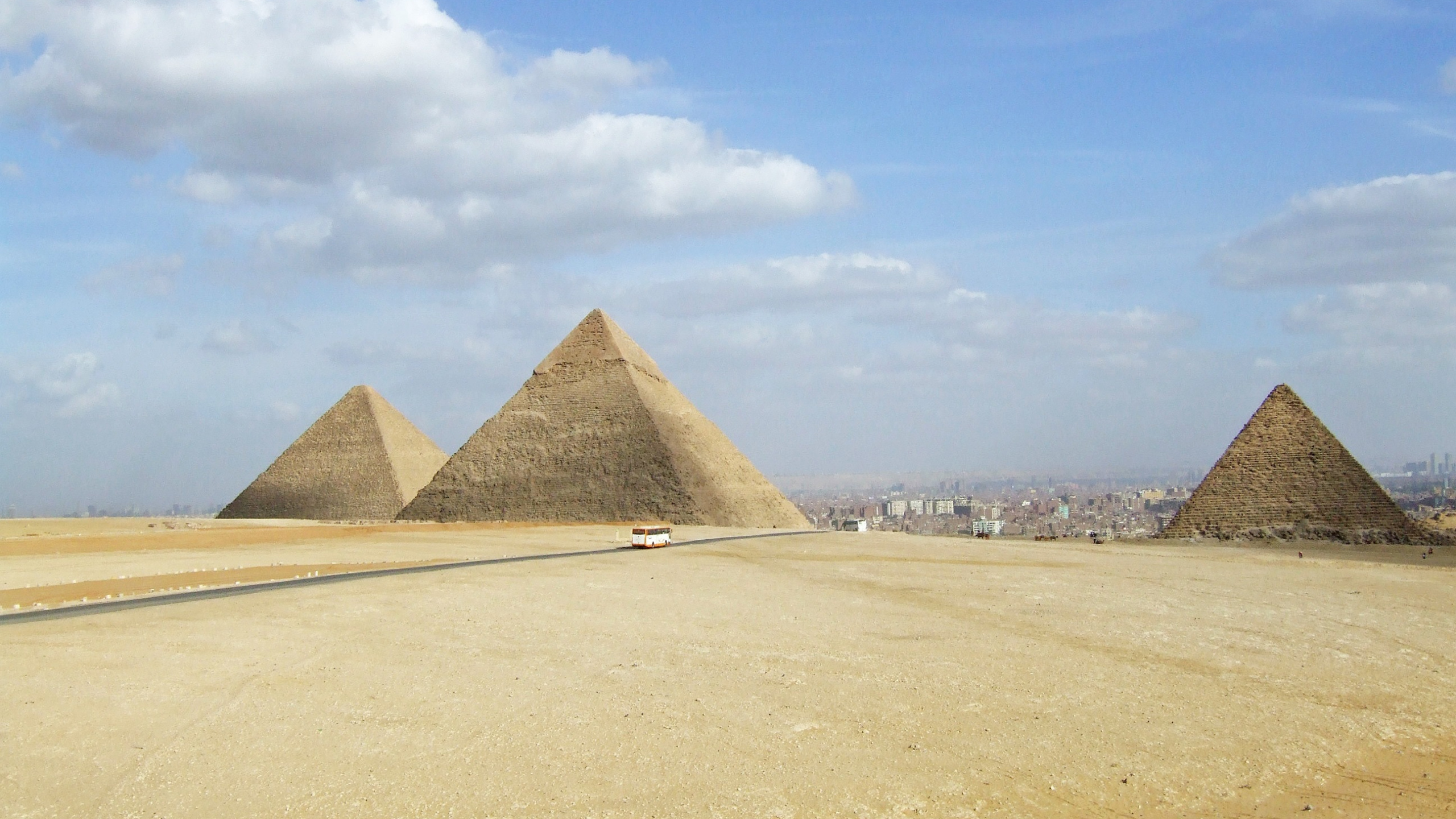 Pyramide Sous Ciel Bleu Pendant la Journée. Wallpaper in 2560x1440 Resolution