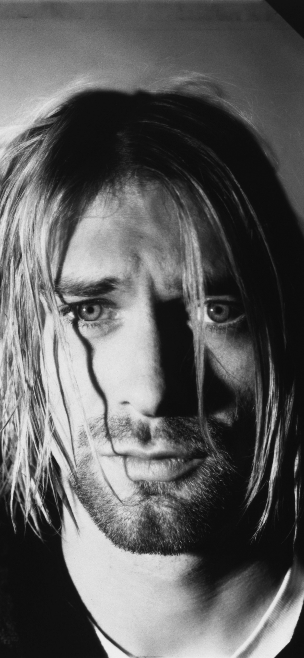 Nirvana, Nevermind, Monochrome, Sourire, Portrait. Wallpaper in 1242x2688 Resolution