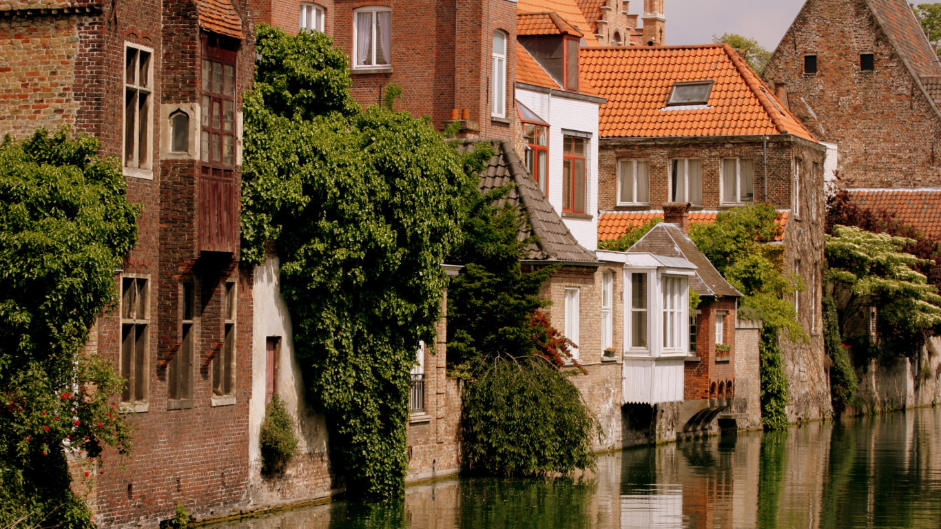 Edificio de Hormigón Marrón y Blanco Junto al Río Durante el Día. Wallpaper in 1366x768 Resolution