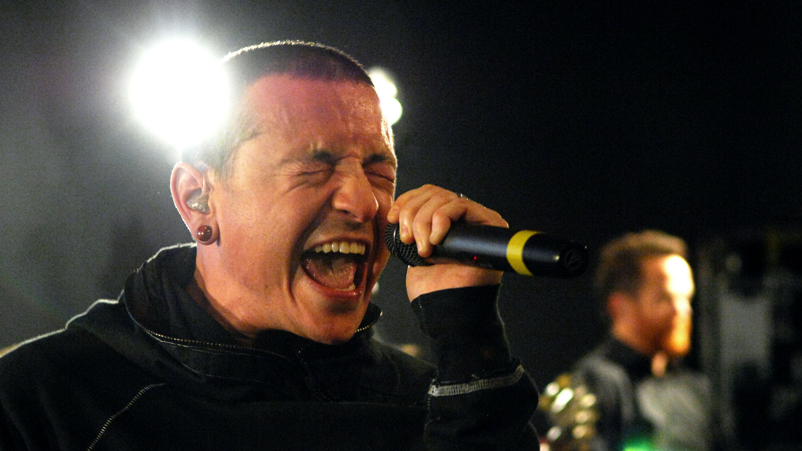 Chester Bennington, Linkin Park, Music, Performance, Singing. Wallpaper in 2560x1440 Resolution