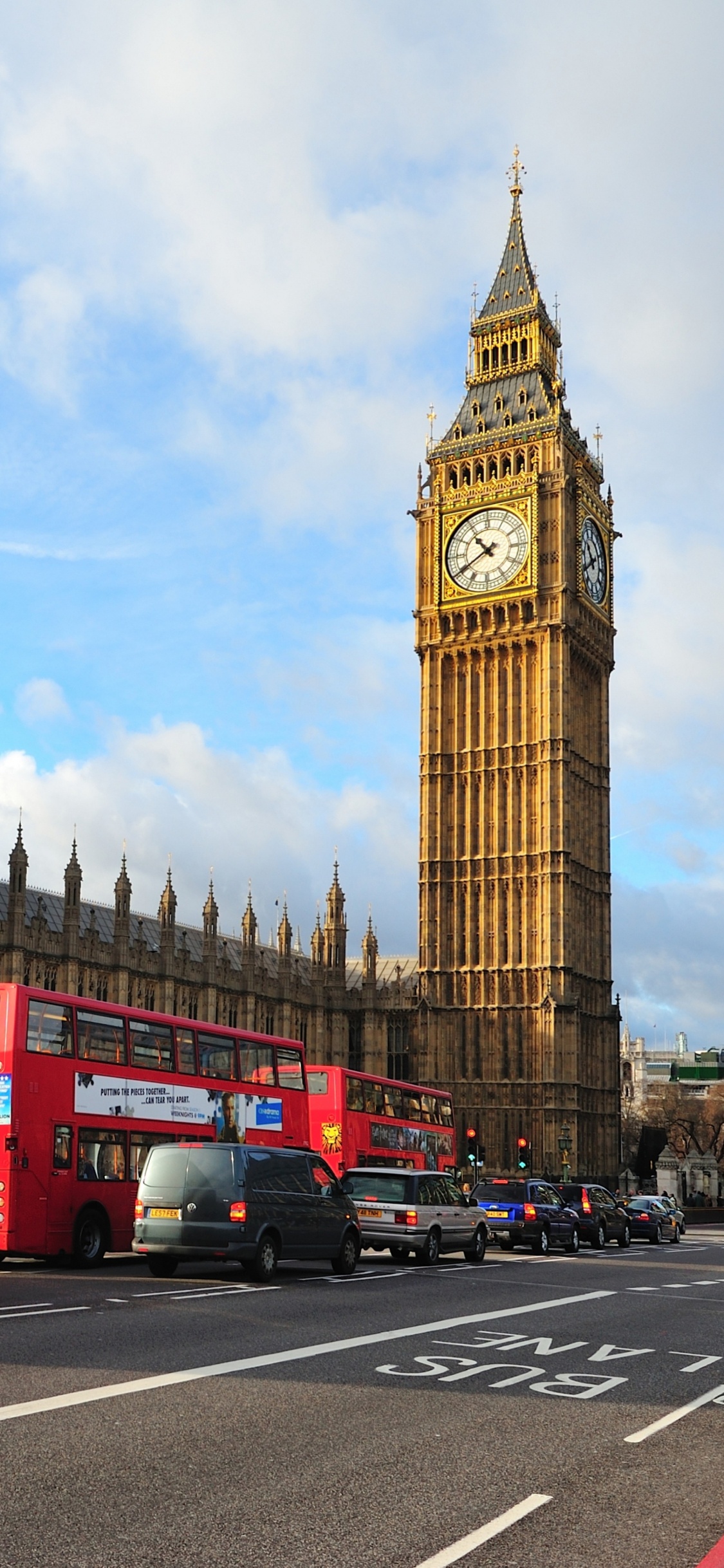 Bus à Impériale Rouge Sur la Route Près de Big Ben Pendant la Journée. Wallpaper in 1125x2436 Resolution