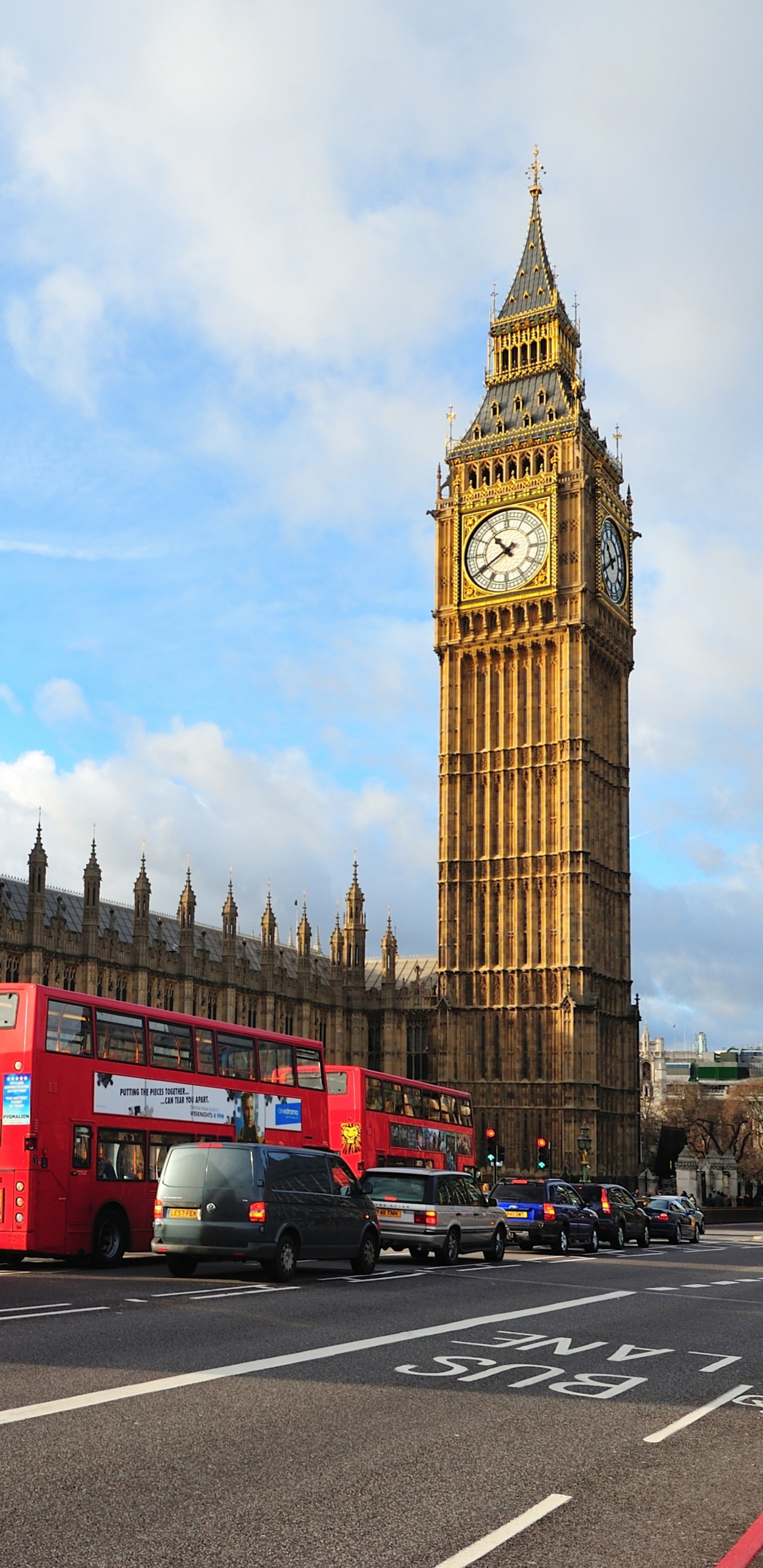 Bus à Impériale Rouge Sur la Route Près de Big Ben Pendant la Journée. Wallpaper in 1440x2960 Resolution