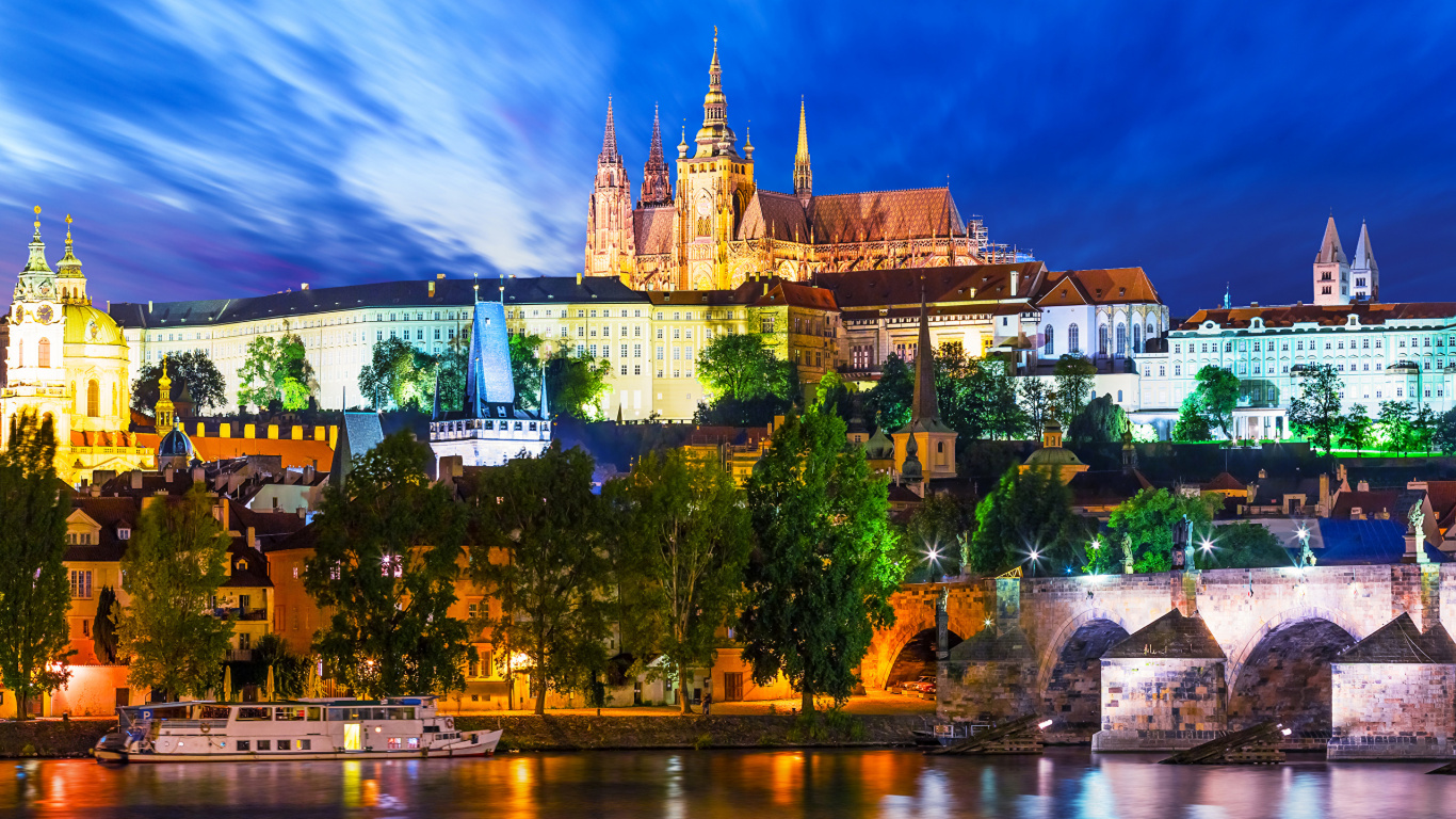 Braunes Und Weißes Betongebäude in Der Nähe Eines Gewässers Während Der Nacht. Wallpaper in 1366x768 Resolution